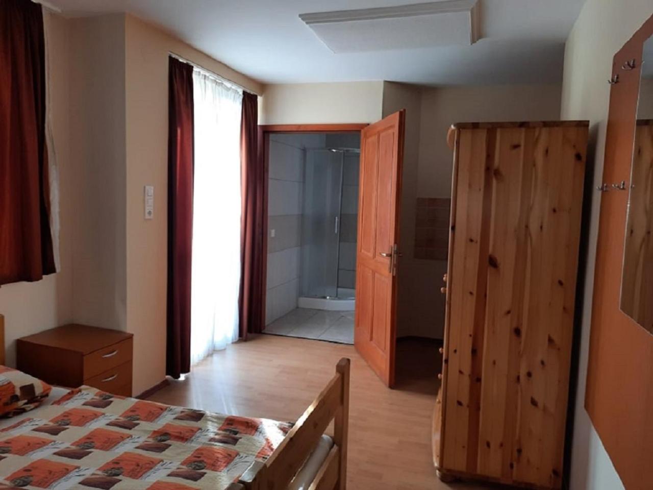 Six-Bedroom House - Photo 4