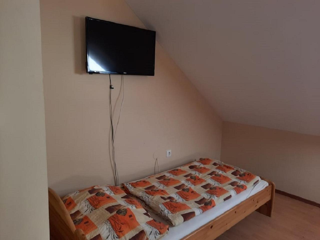 Six-Bedroom House - Photo 18