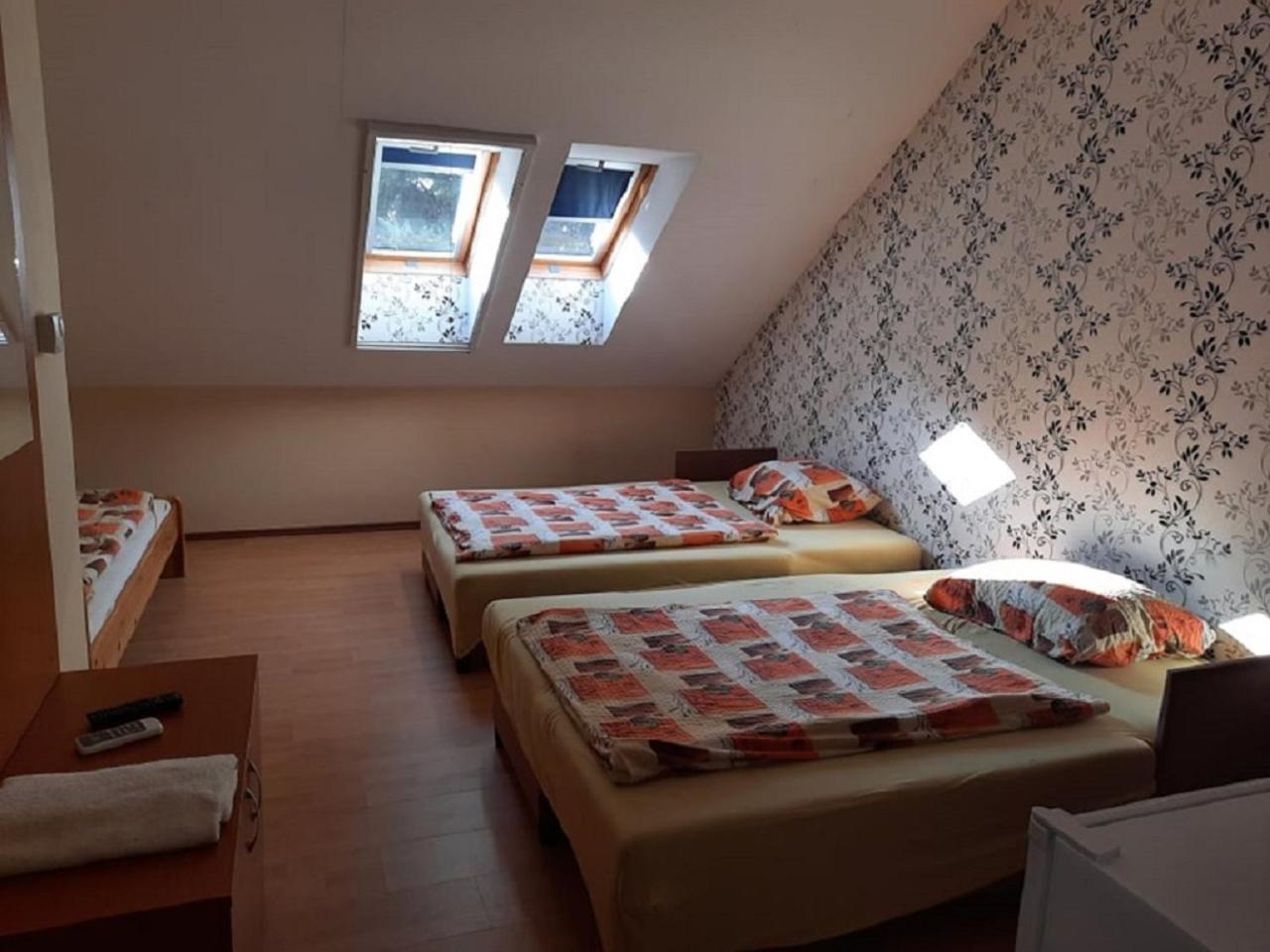 Six-Bedroom House - Photo 2