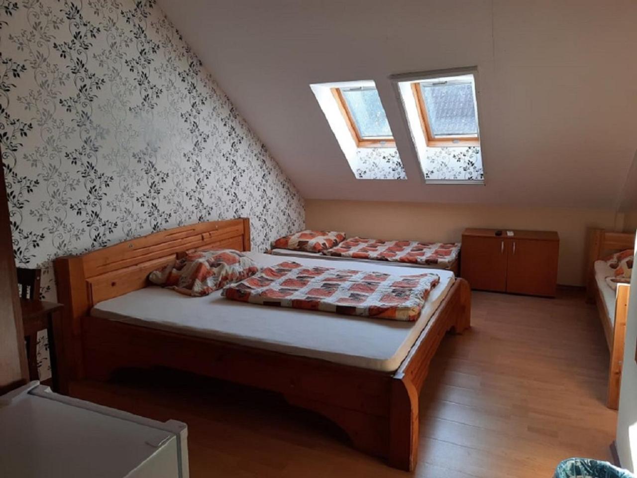Six-Bedroom House - Photo 17