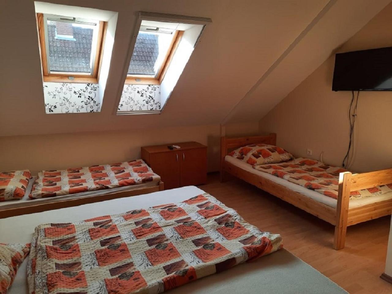 Six-Bedroom House - Photo 25