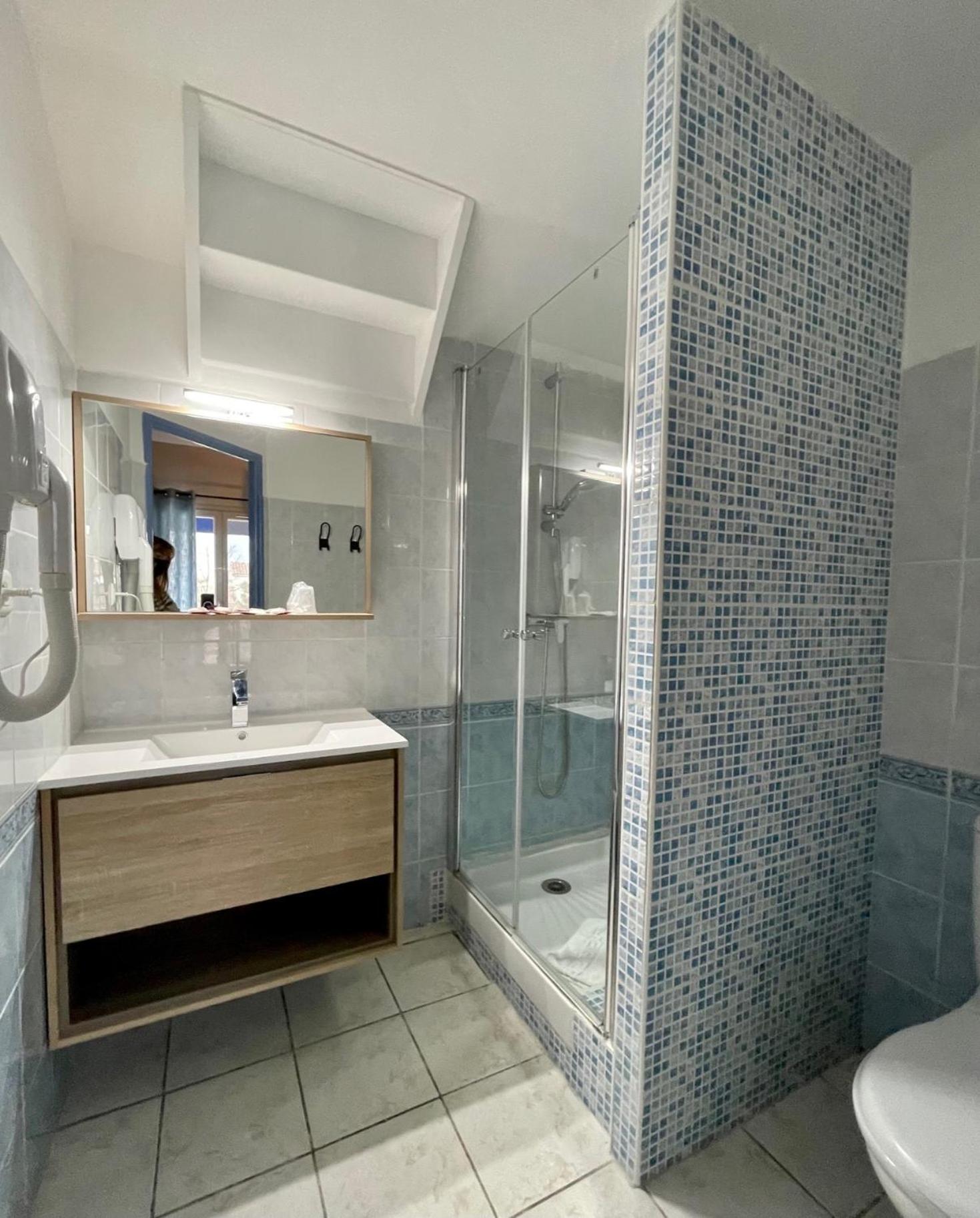 Comfort Quadruple Room with Balcony - Photo 6