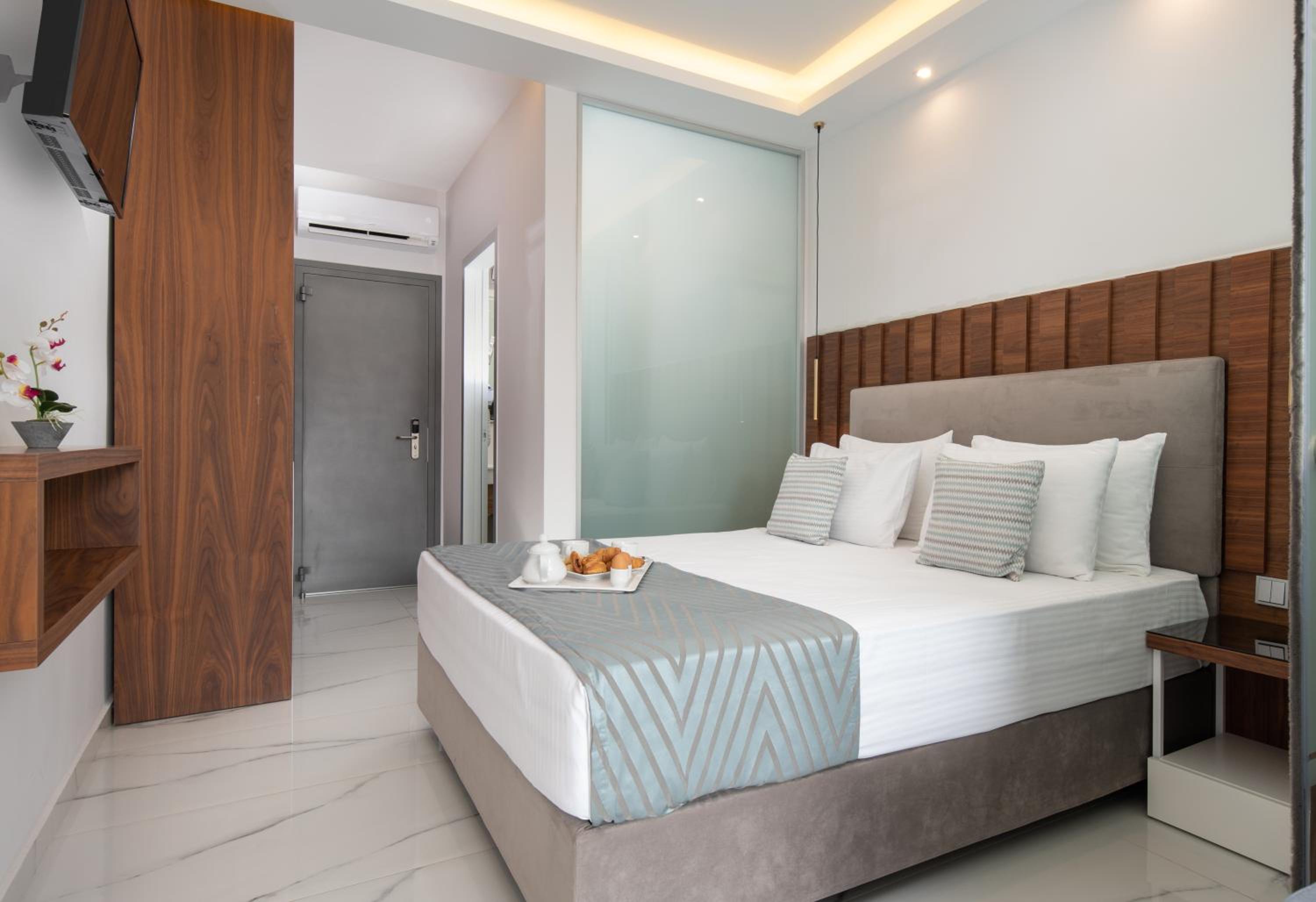 Suite with Balcony - Photo 3