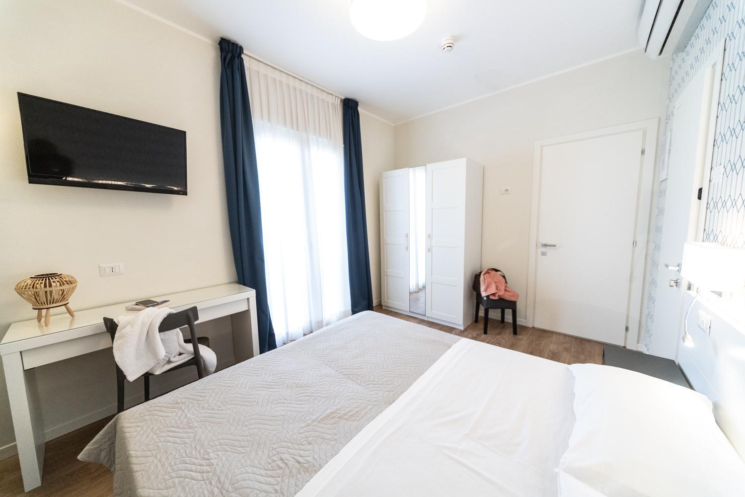 Double Room with Balcony - Photo 6