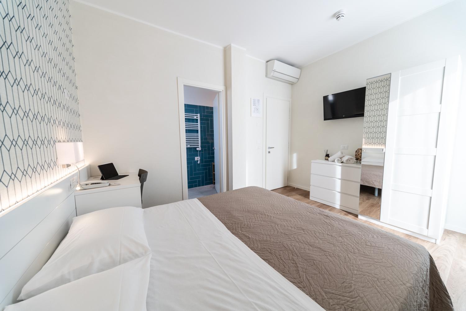 Double Room with Balcony - Photo 5
