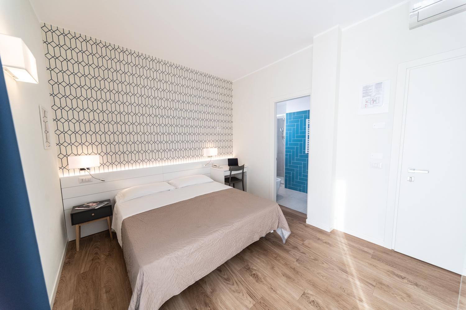 Double Room with Balcony - Photo 10