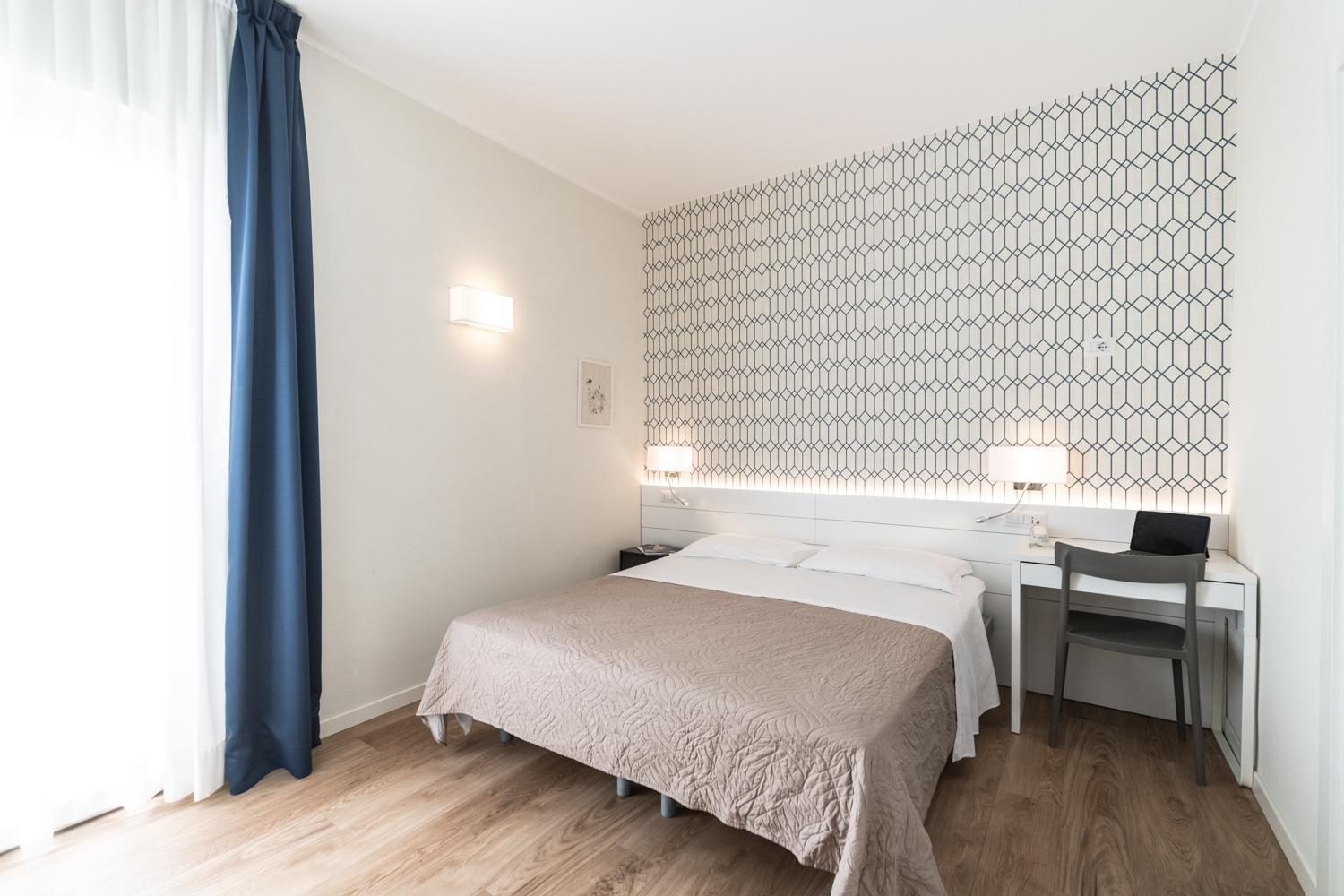 Double Room with Balcony - Photo 9