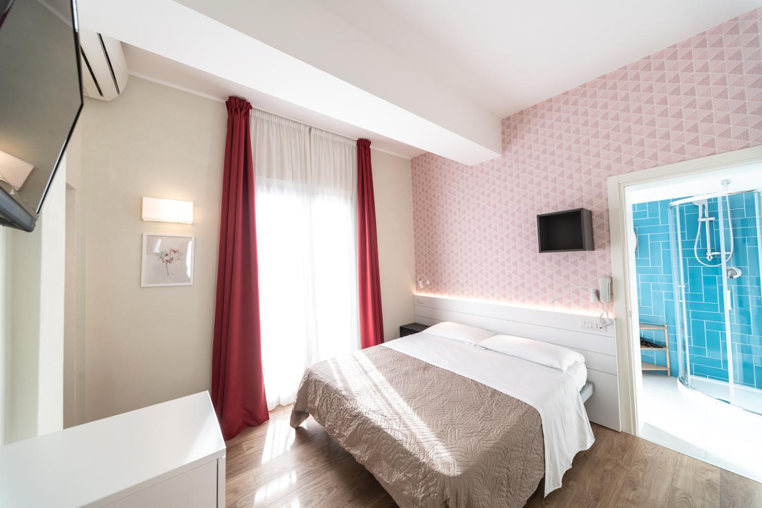 Double Room with Balcony - Photo 12