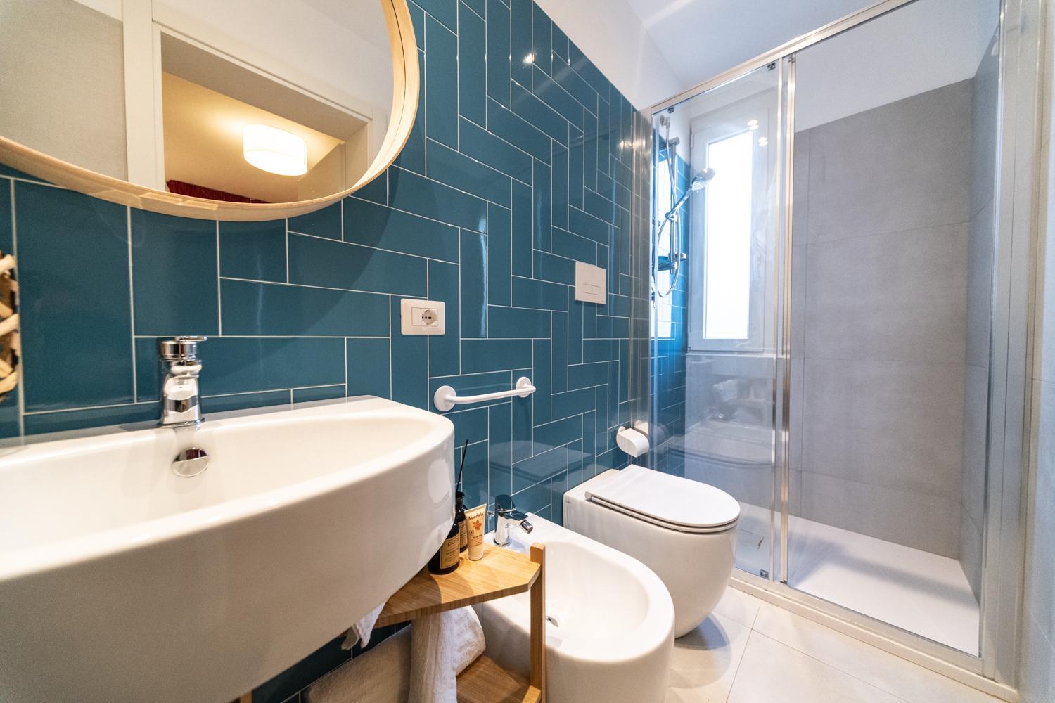 Double Room with Balcony - Photo 8