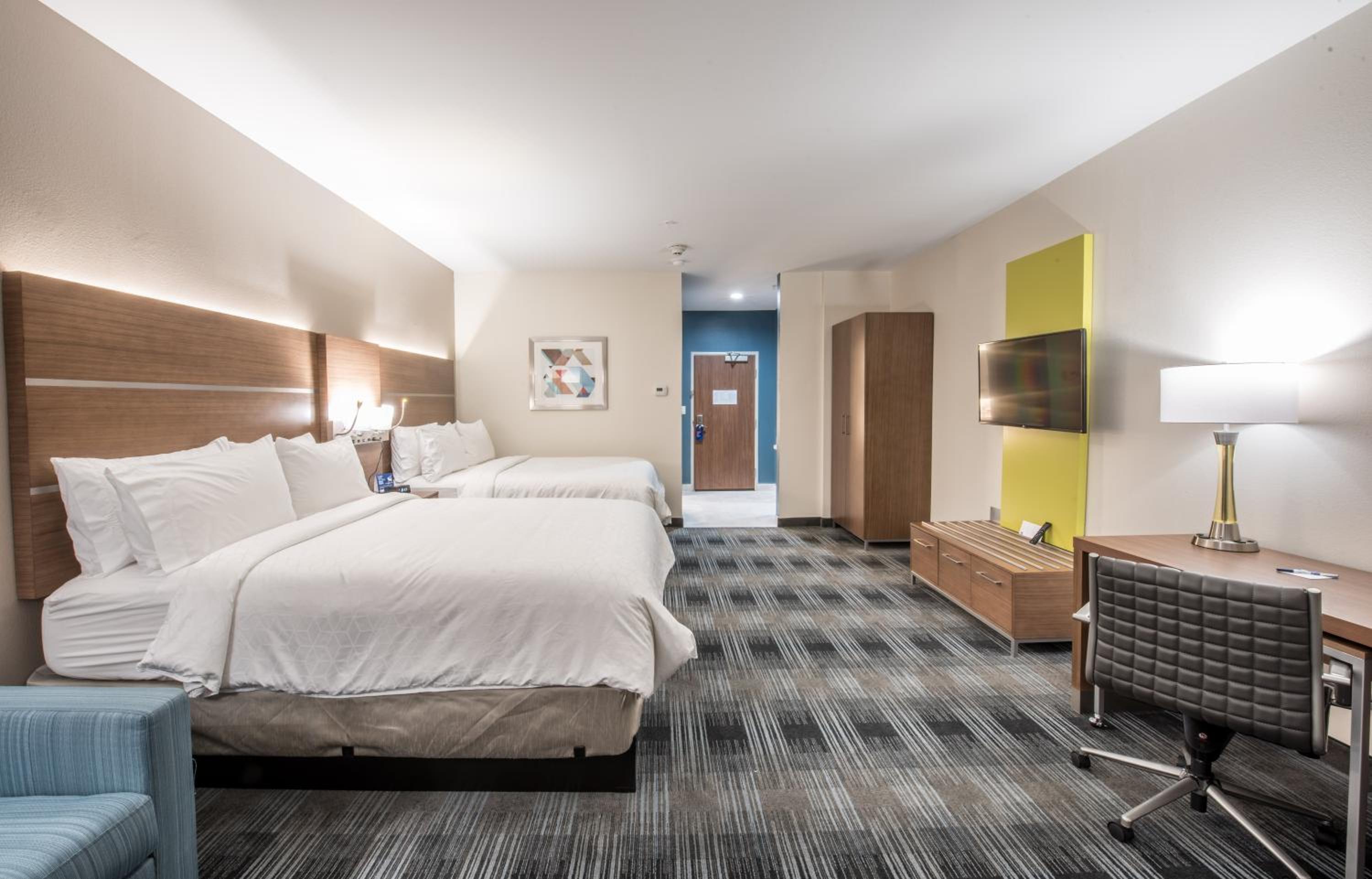 Queen Suite with Two Queen Beds photo 3