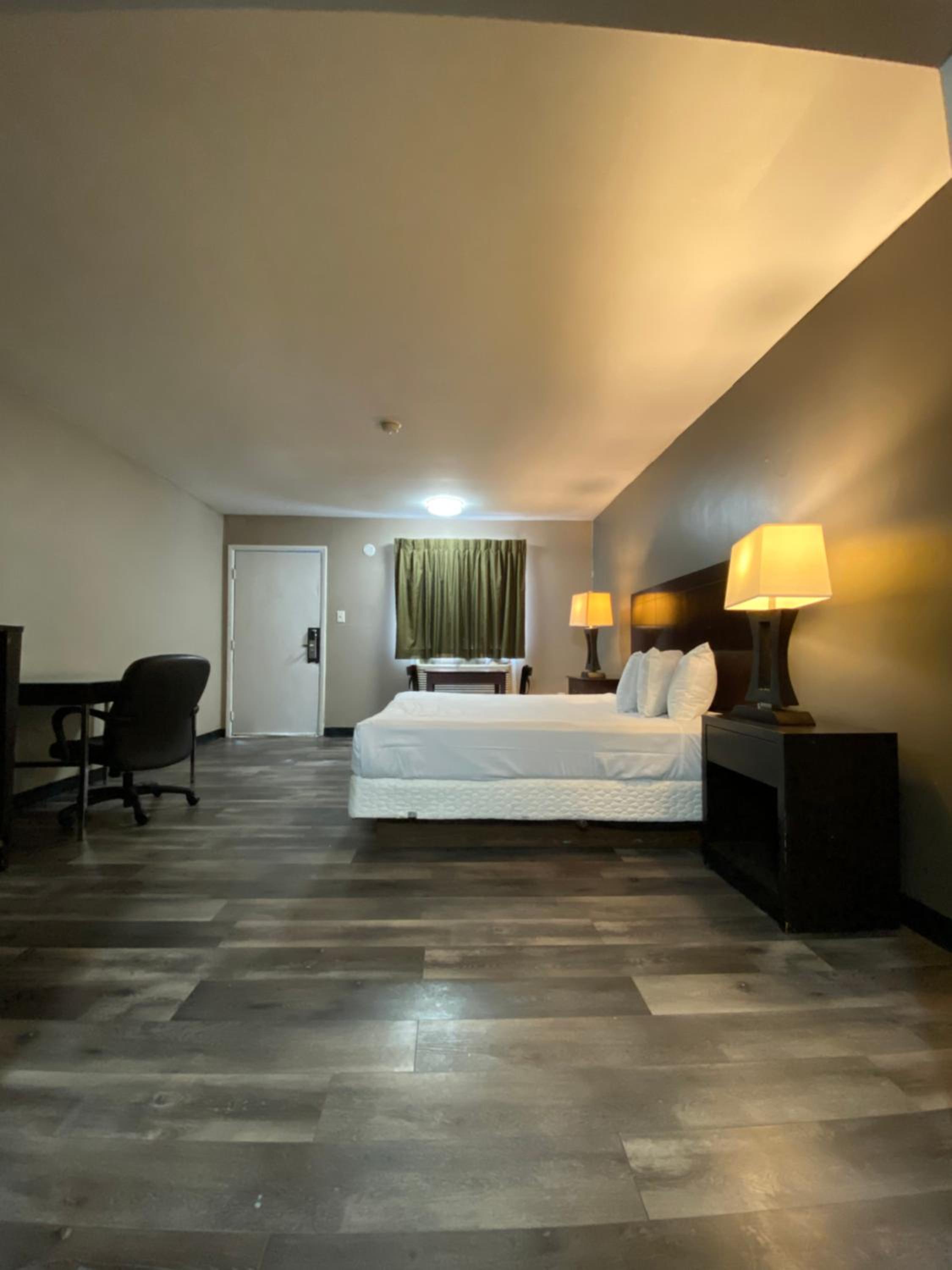 King Room - Non-Smoking - Photo 5
