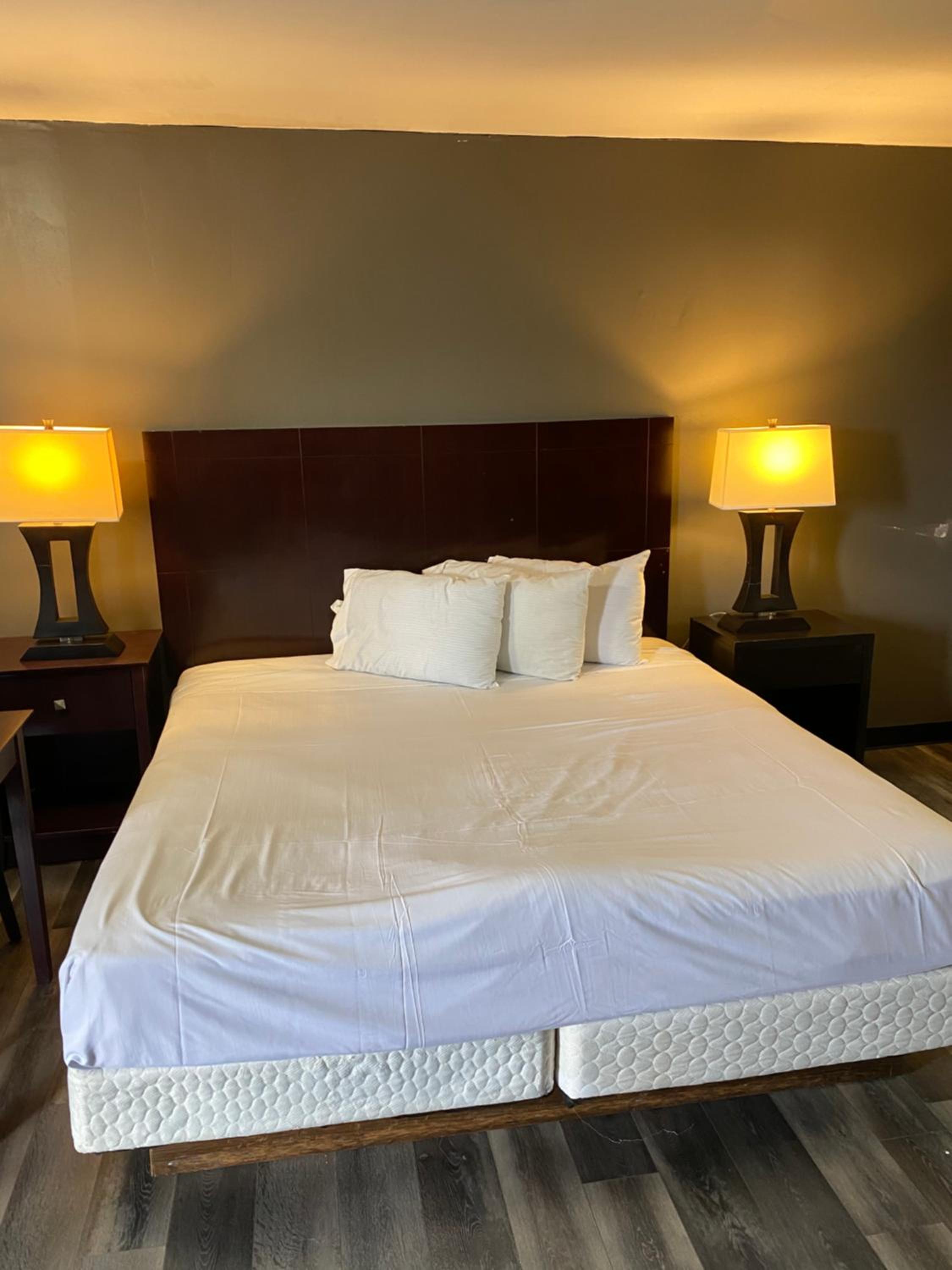 King Room - Non-Smoking - Photo 1
