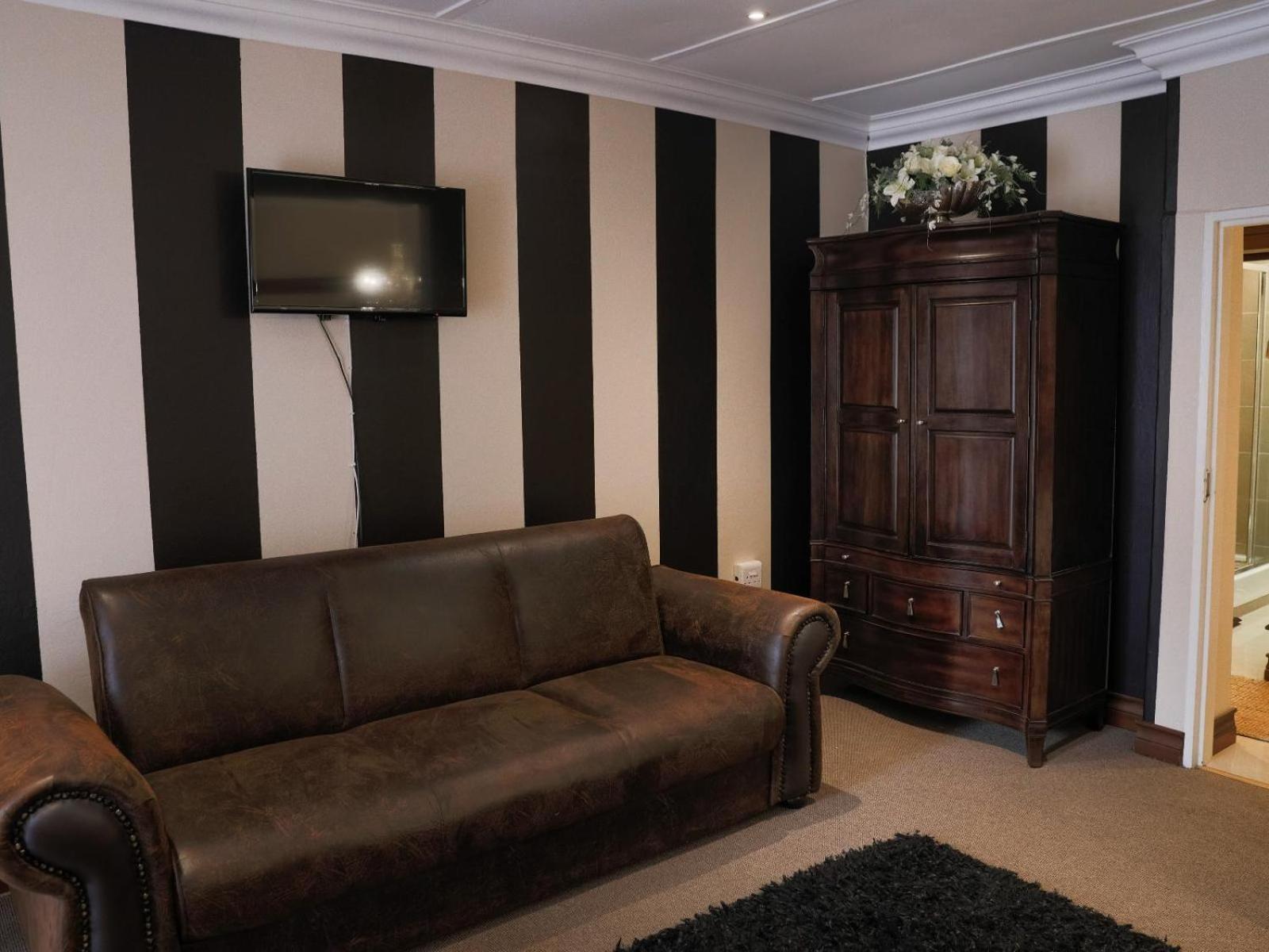 Basic Family Room photo 2