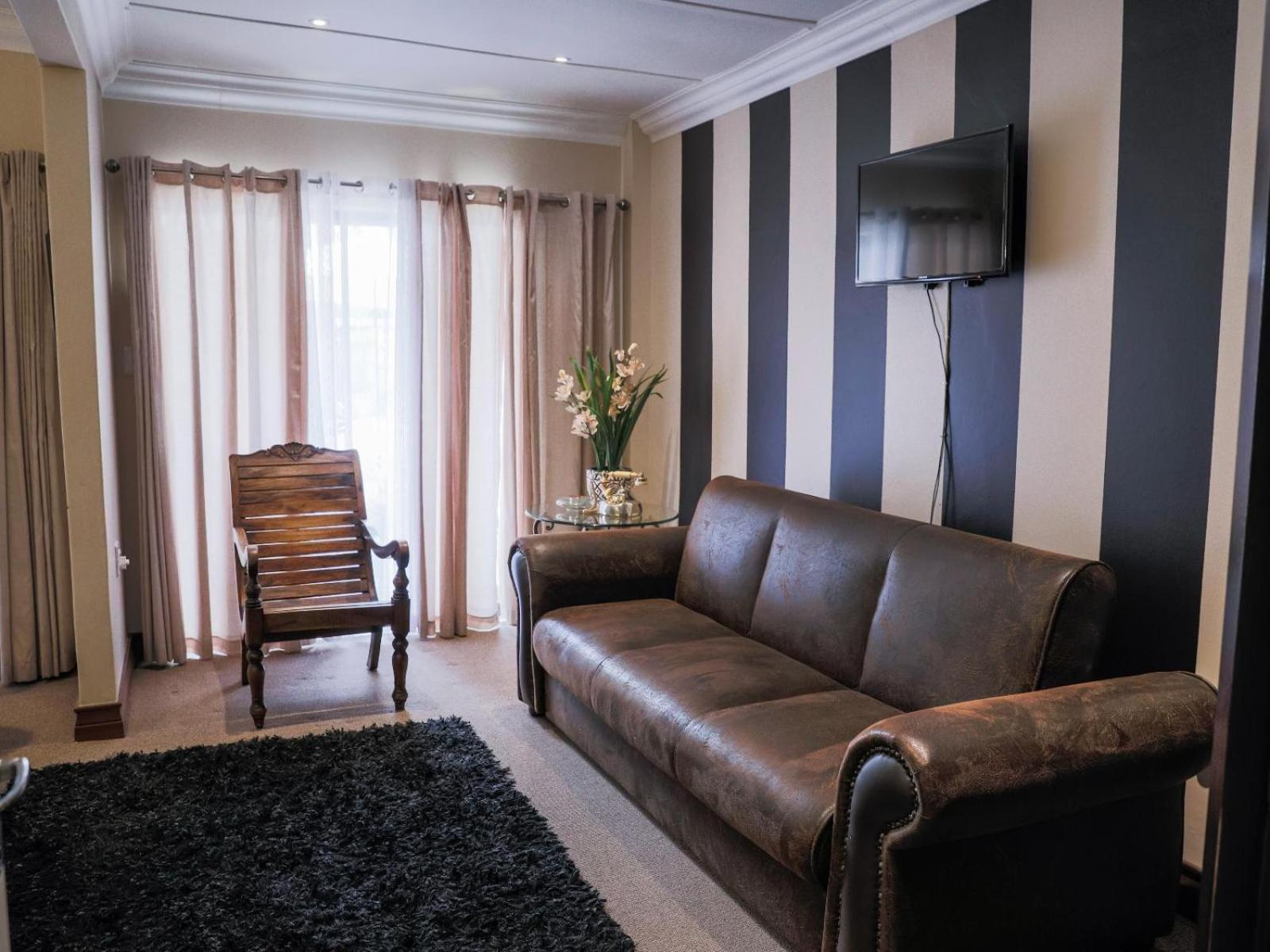 Basic Family Room photo 3