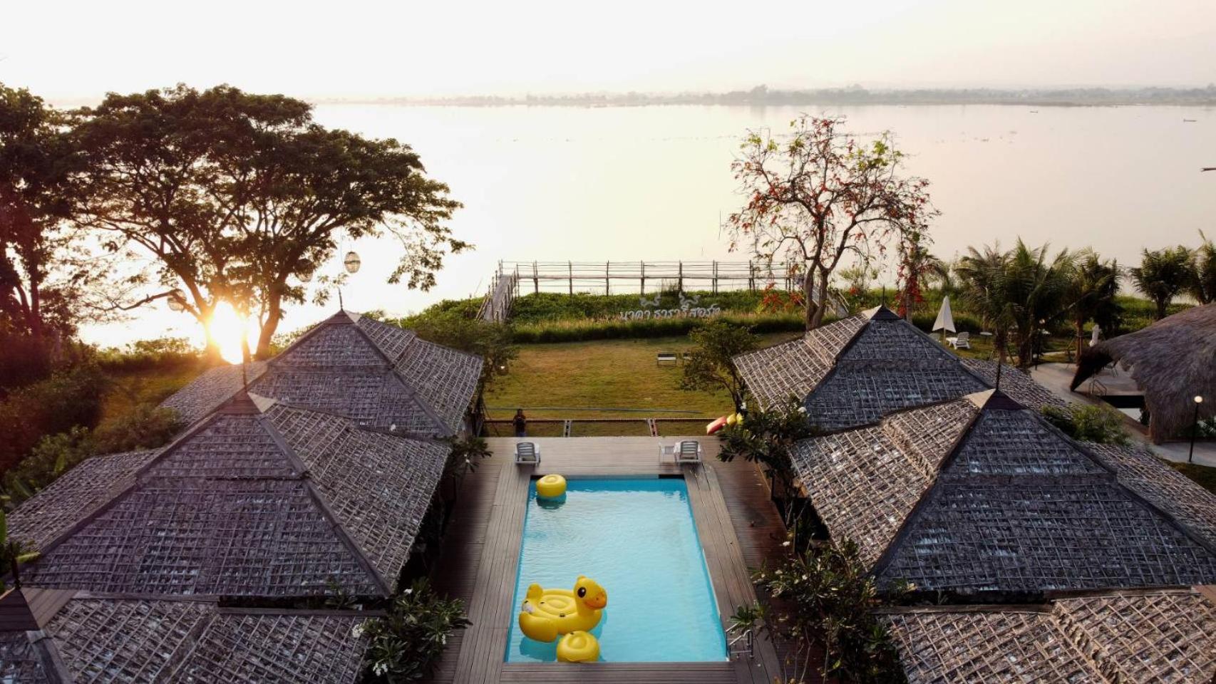 Villa with Lake View - Photo 2