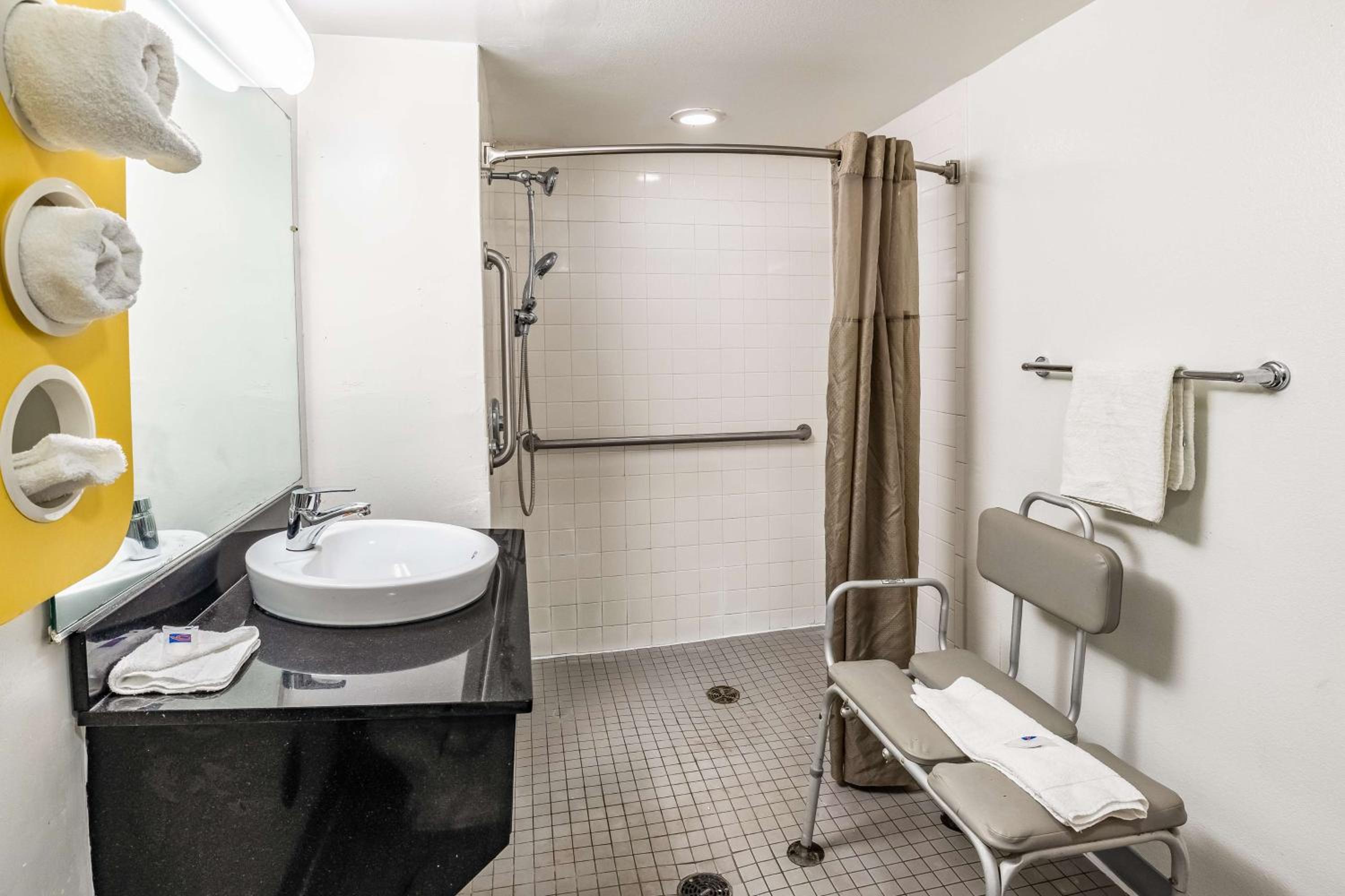 King Room with Roll-in Shower - Disability Access - Non-Smoking photo 3