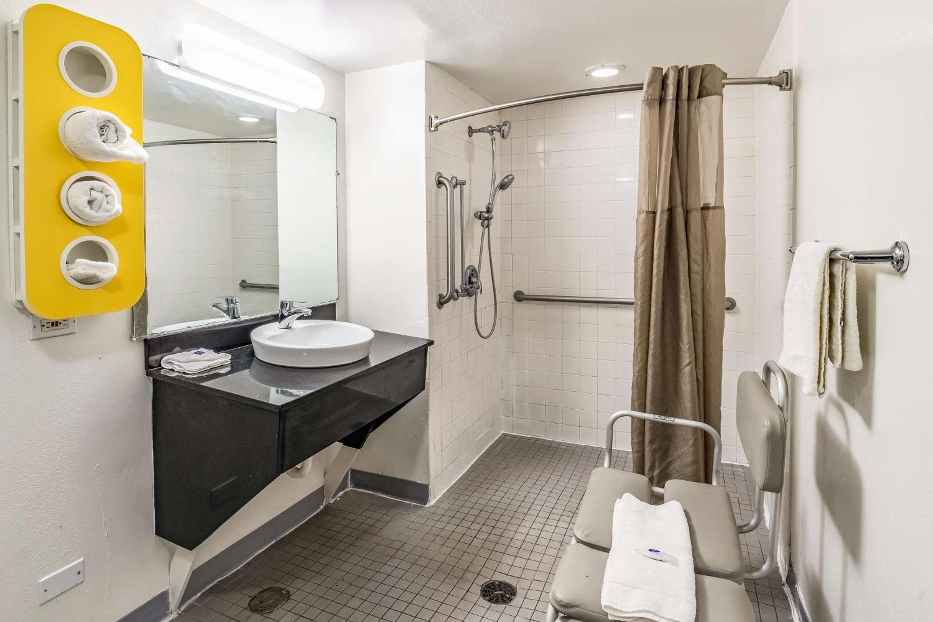 King Room with Roll-in Shower - Disability Access - smoking photo 3