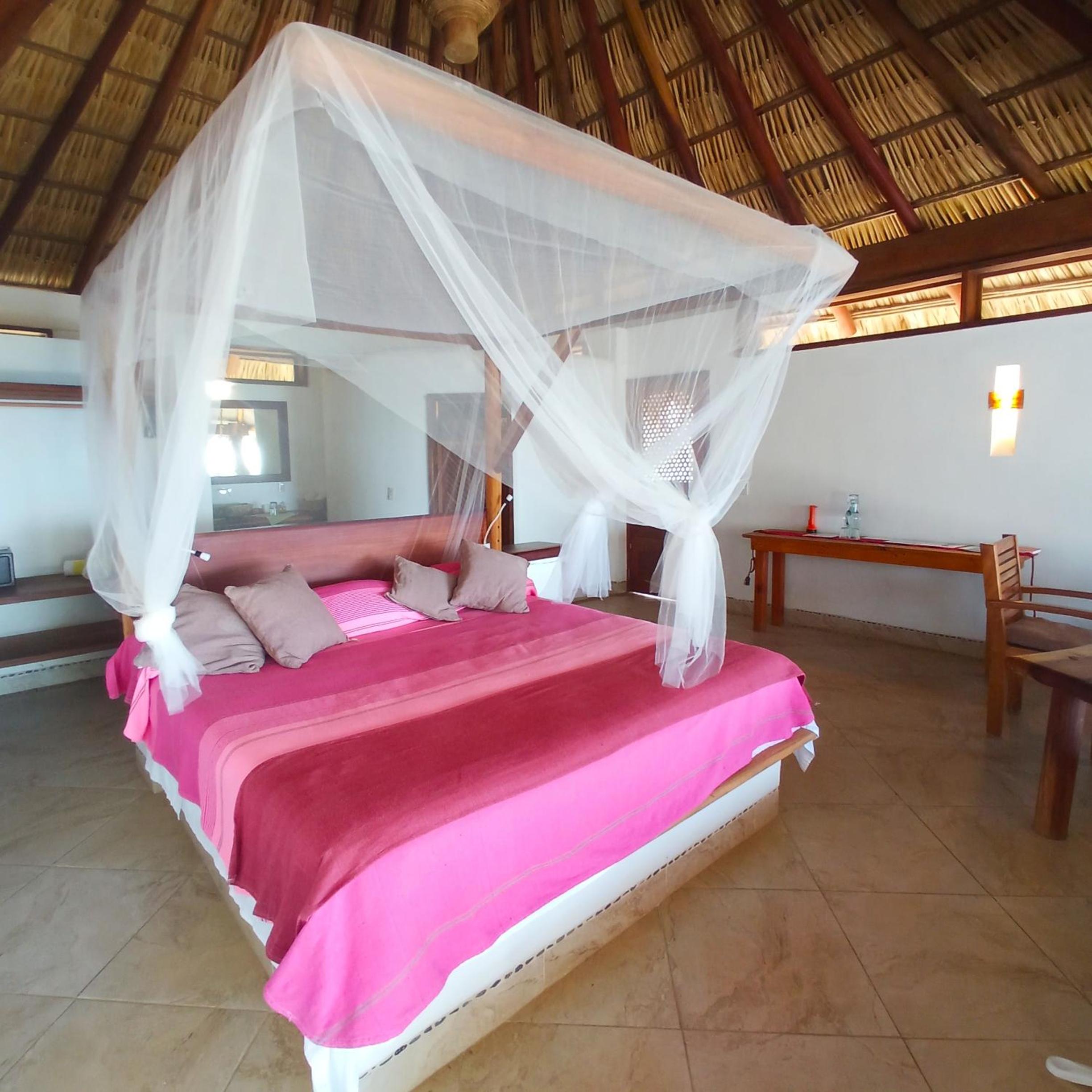 Deluxe Suite with Sea View - Photo 3