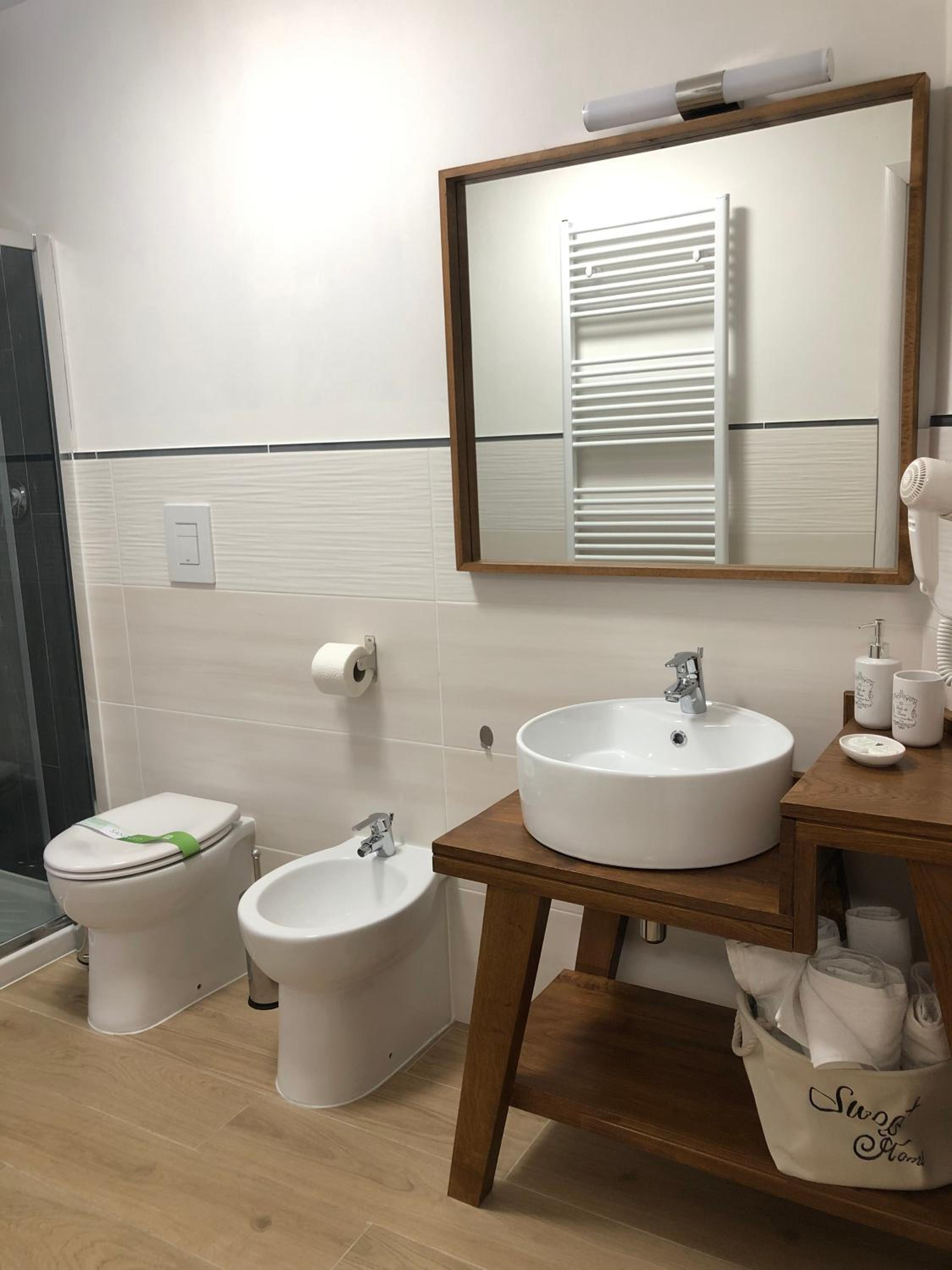Deluxe King Room - Photo 2