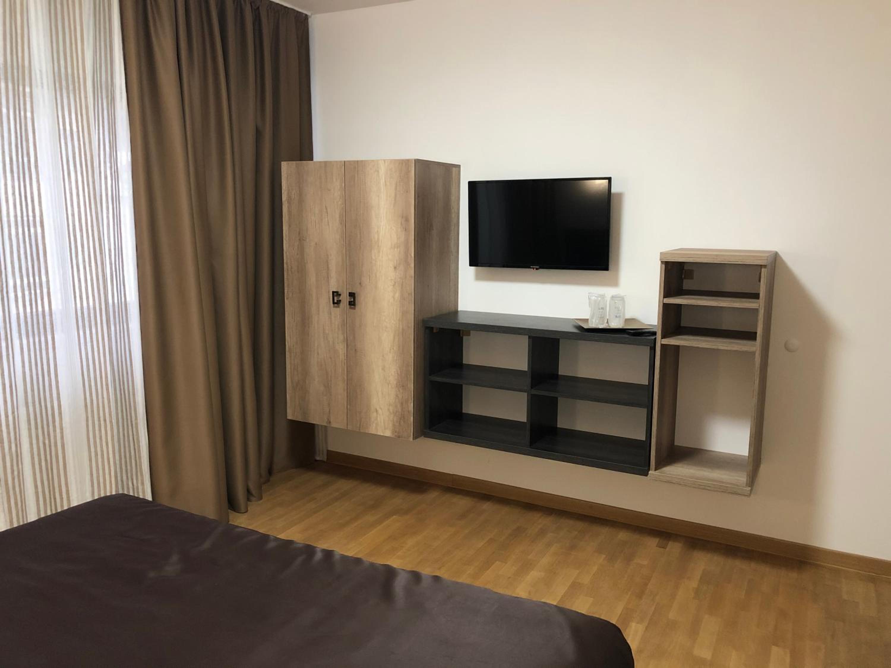 Deluxe King Room - Photo 7