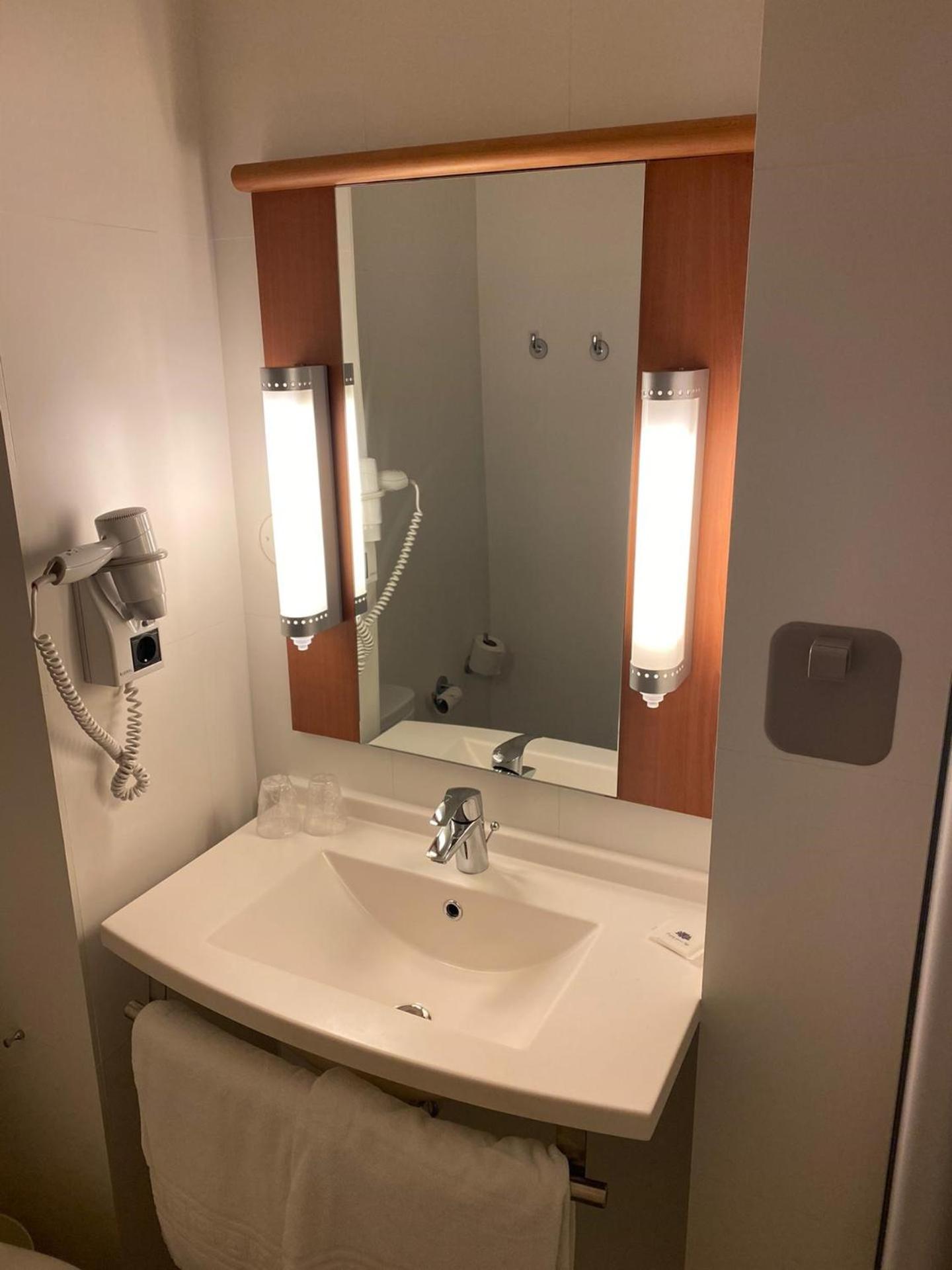 Standard Double Room - Photo 11