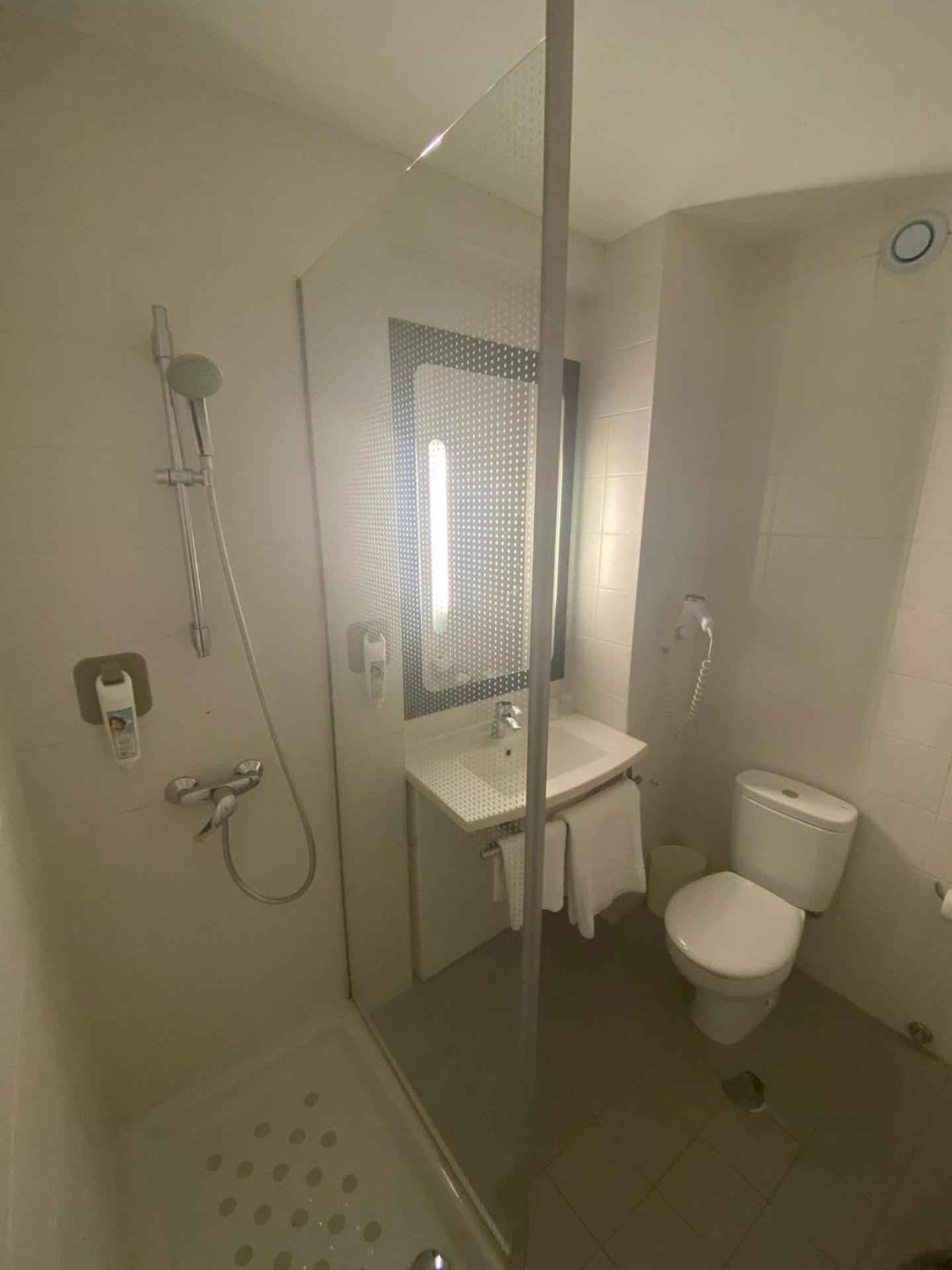 Standard Double Room - Photo 10