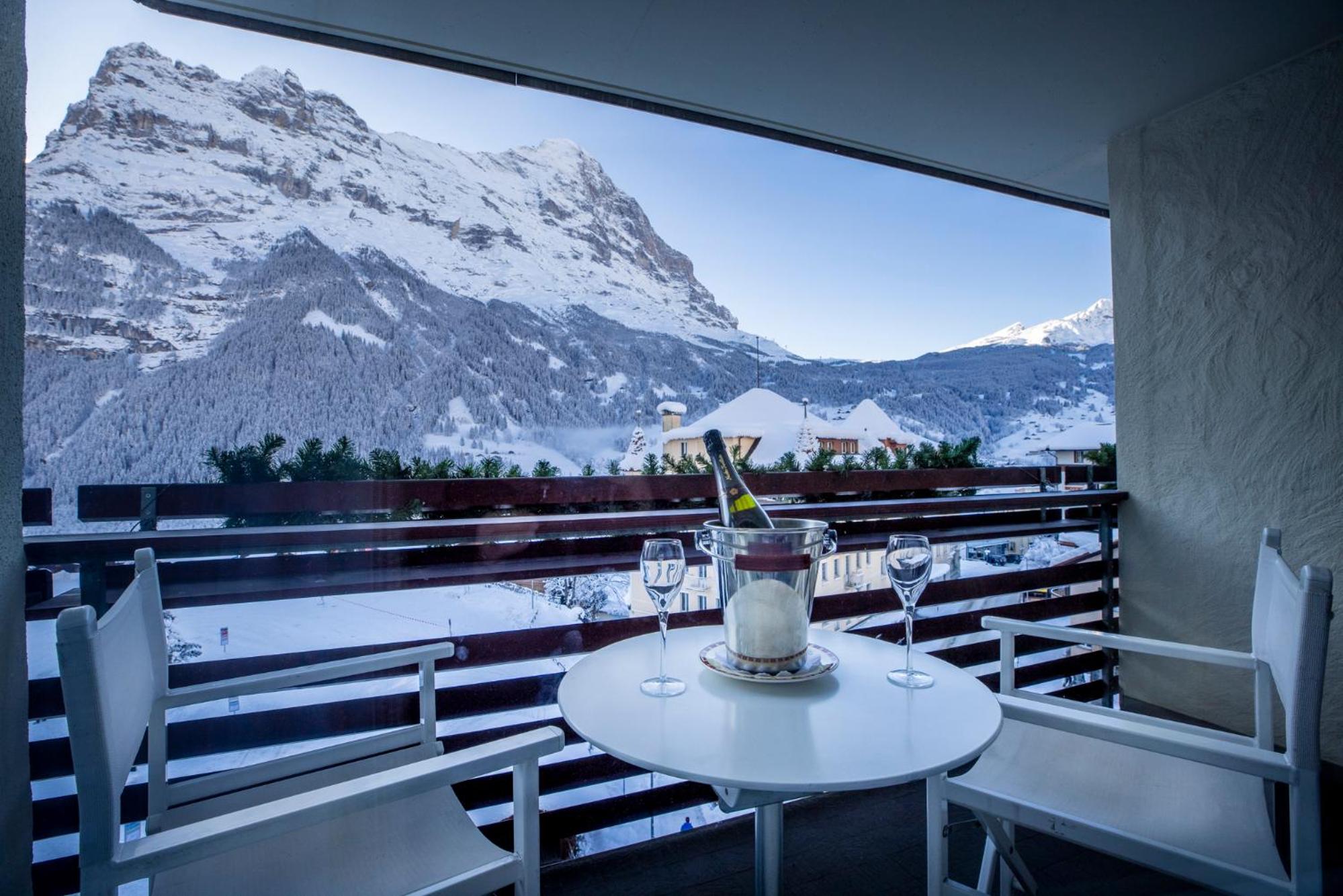 Superior Double Room Eiger View with balcony - Photo 10