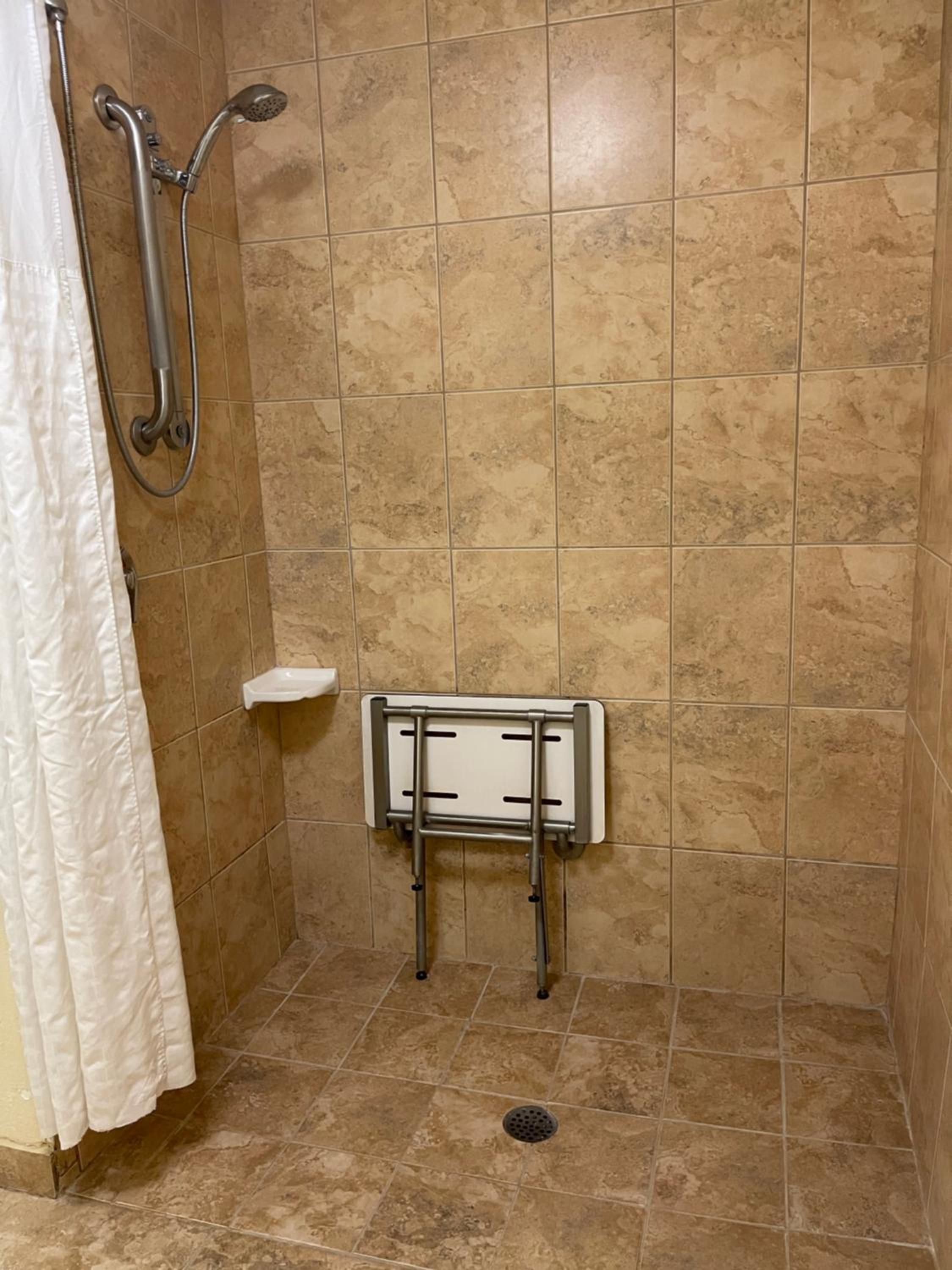 Queen Room with Two Queen Beds and Roll in Shower - Accessible/Non-Smoking - Photo 3