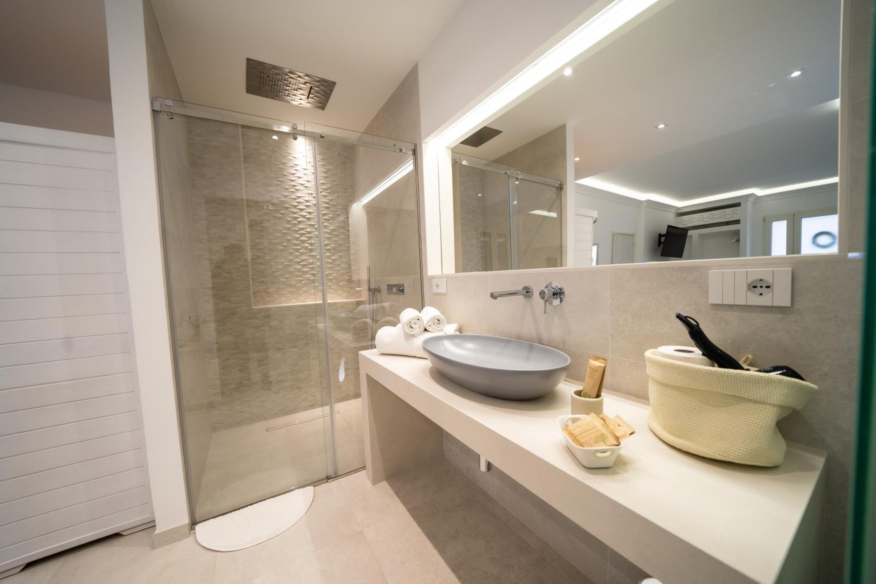 King Room with Spa Bath - Photo 9