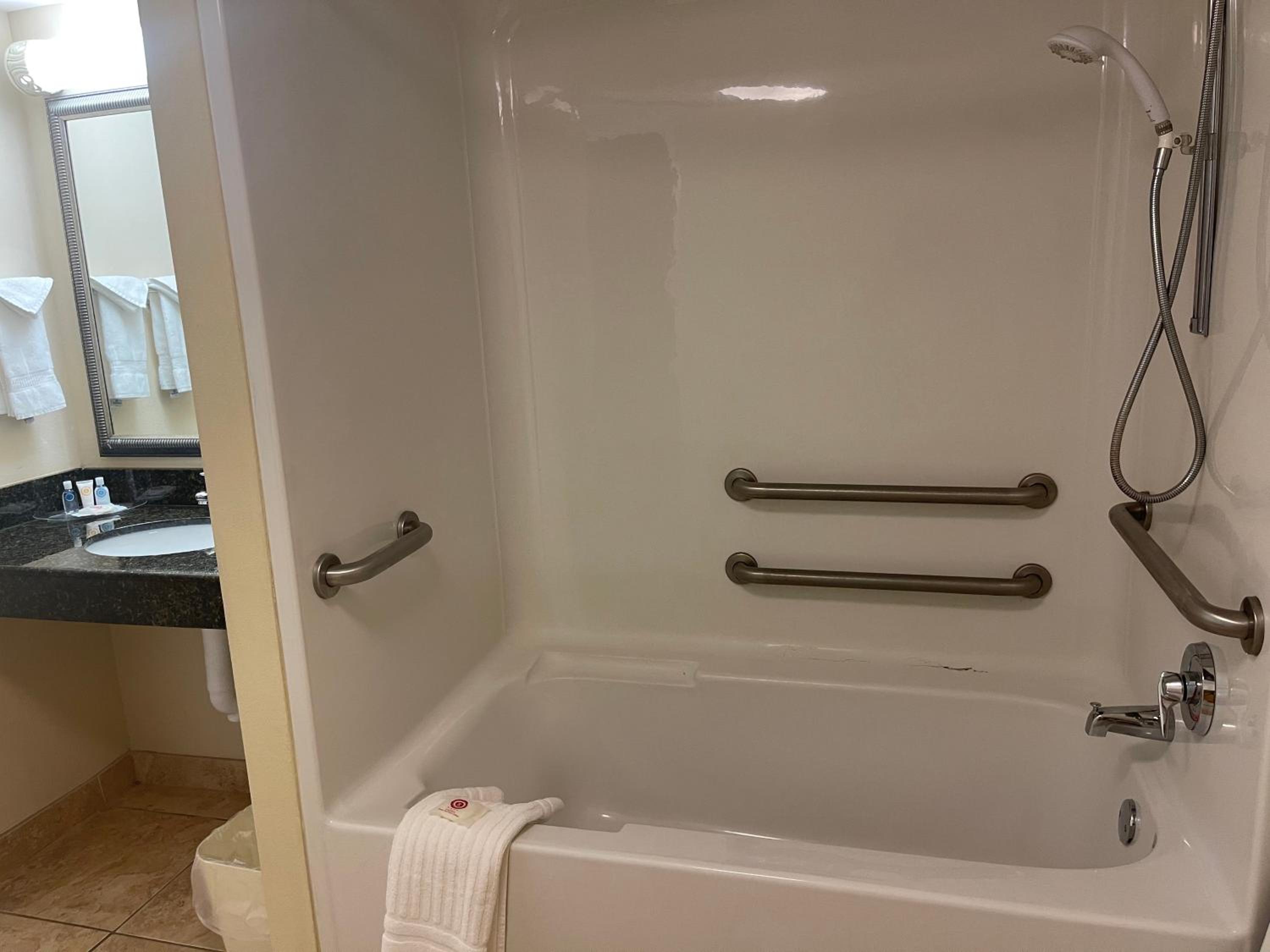 Queen Suite with Two Queen Beds - Accessible/Non-Smoking - Photo 3