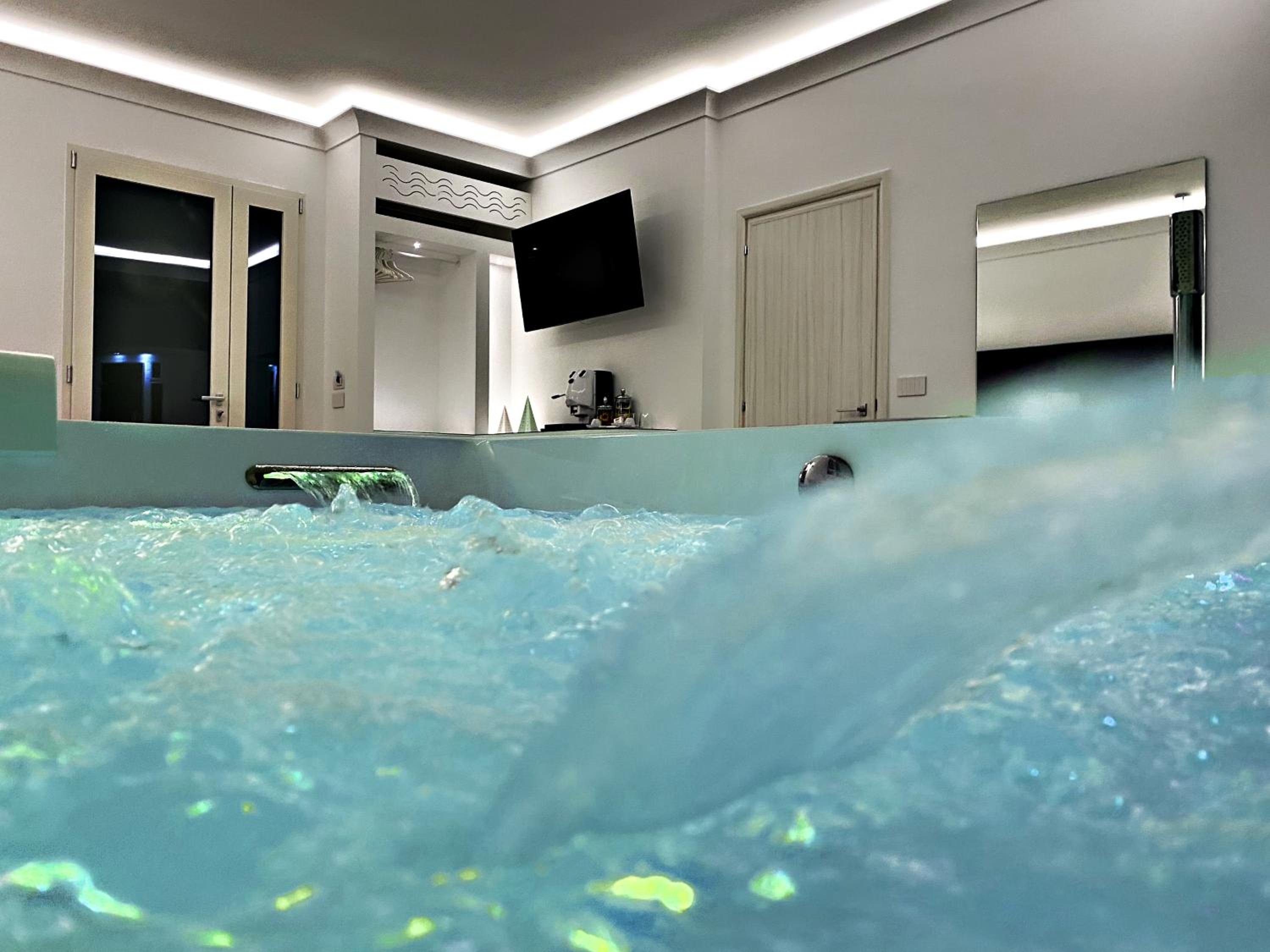 King Room with Spa Bath - Photo 3