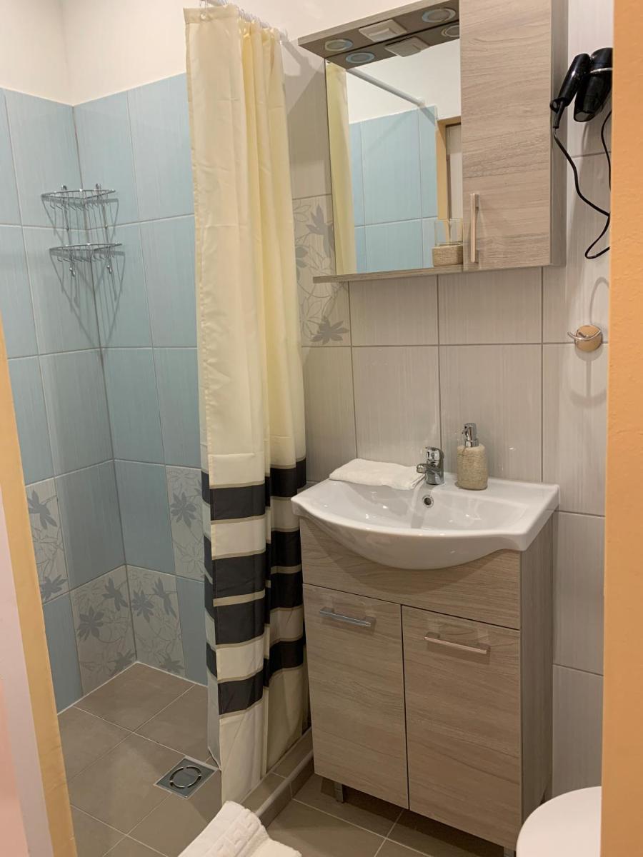 Twin Room with Bathroom photo 1
