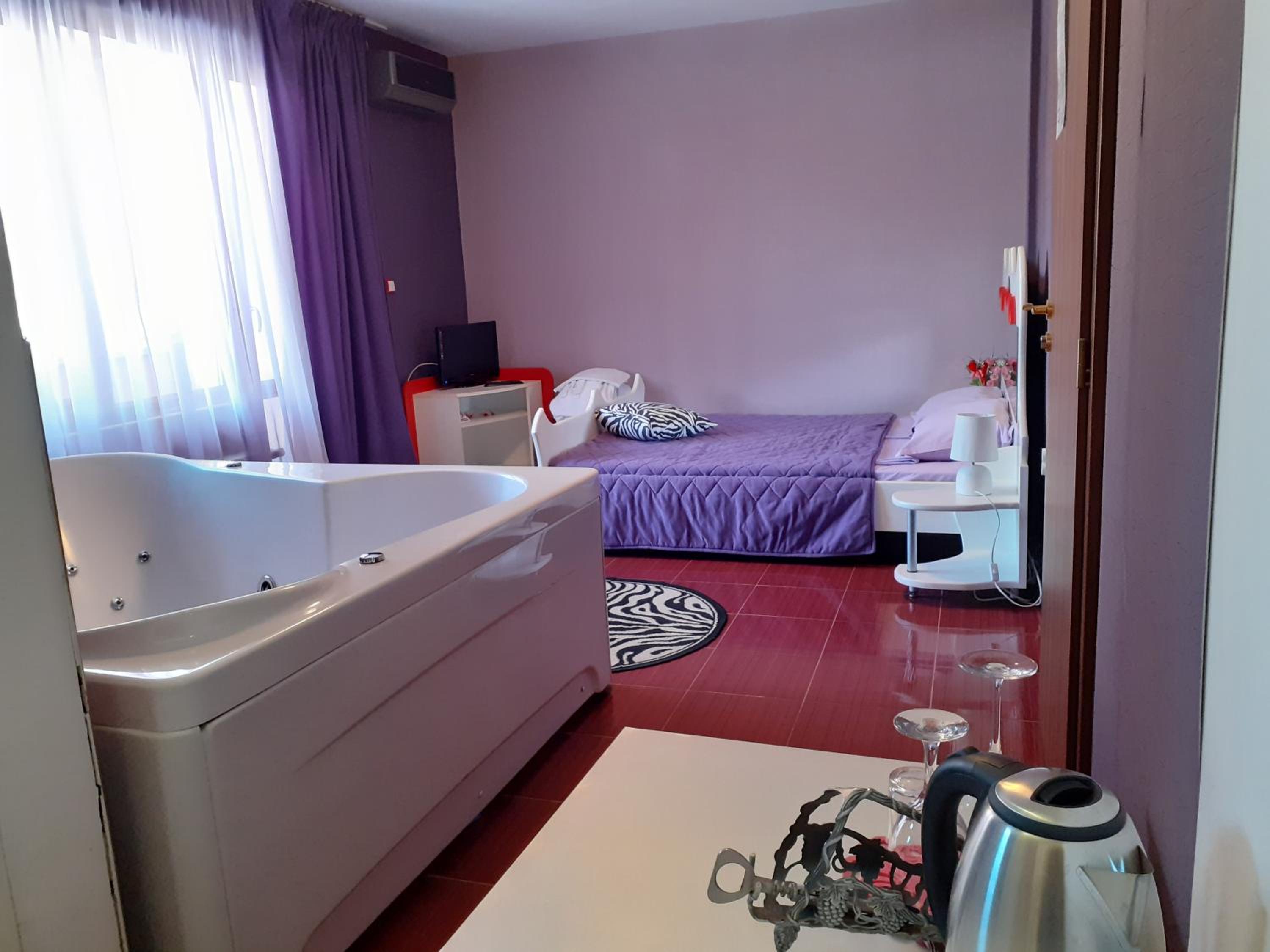 Suite with Hot Tub and Balcony photo 3
