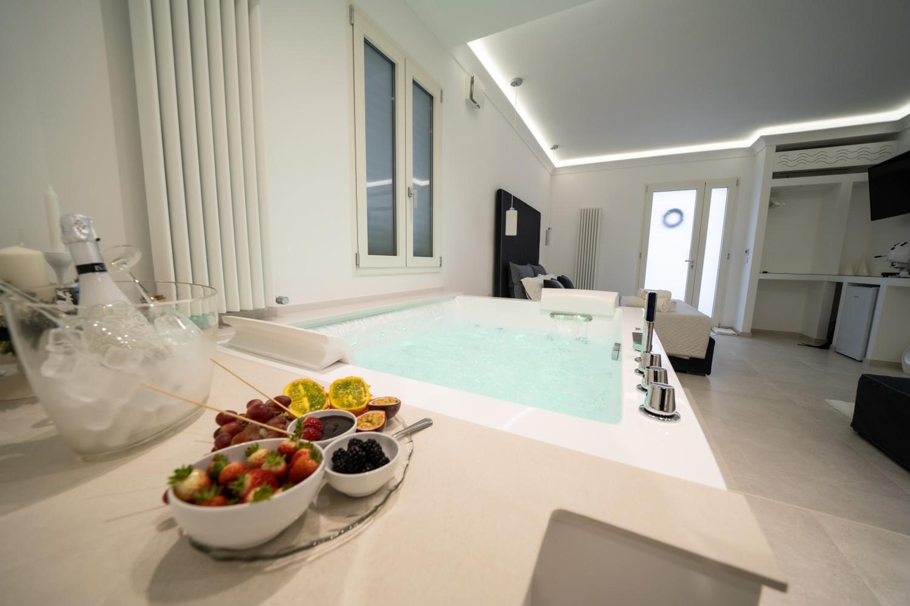 King Room with Spa Bath - Photo 6
