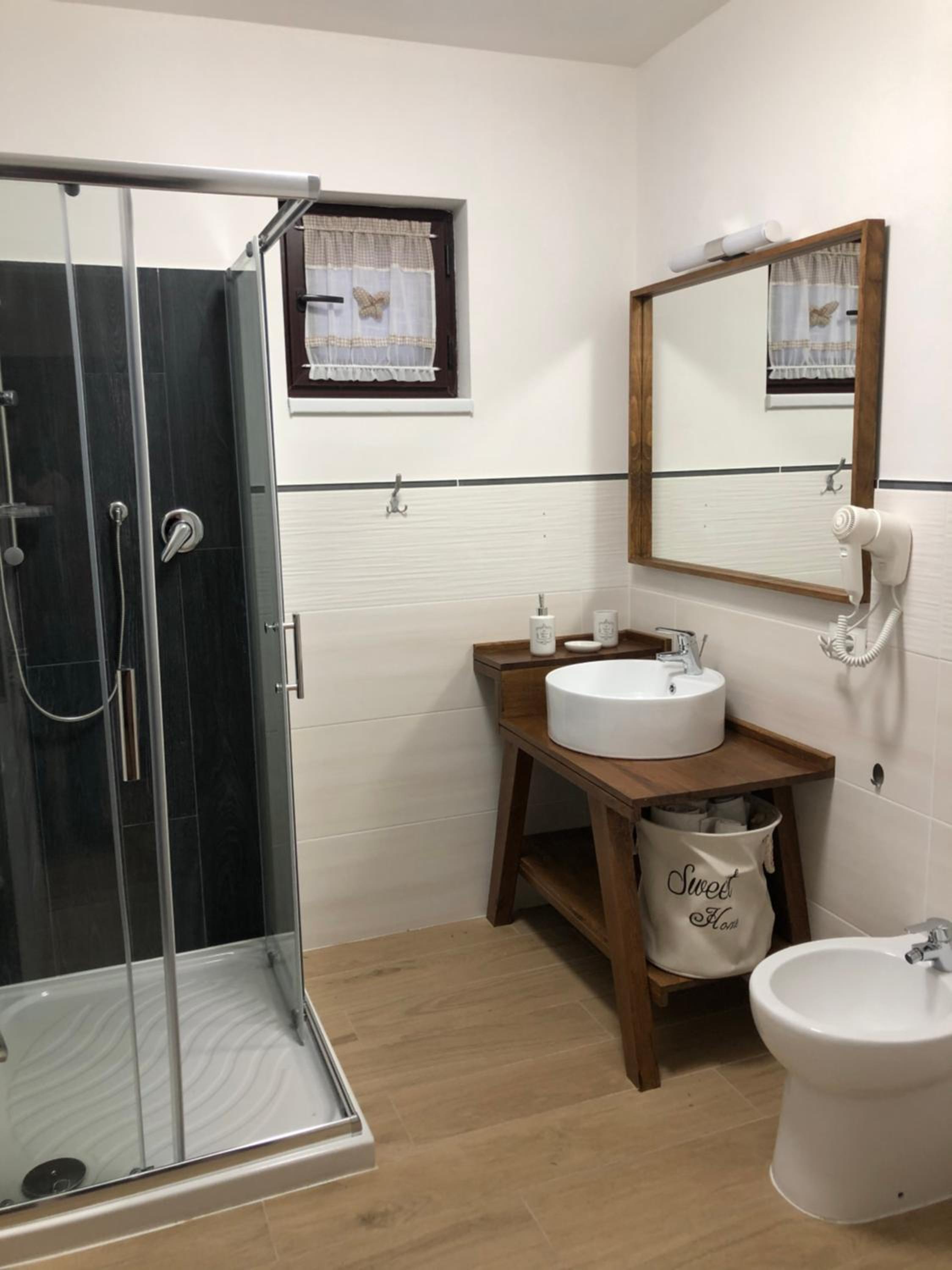 Deluxe Quadruple Room - Photo 8