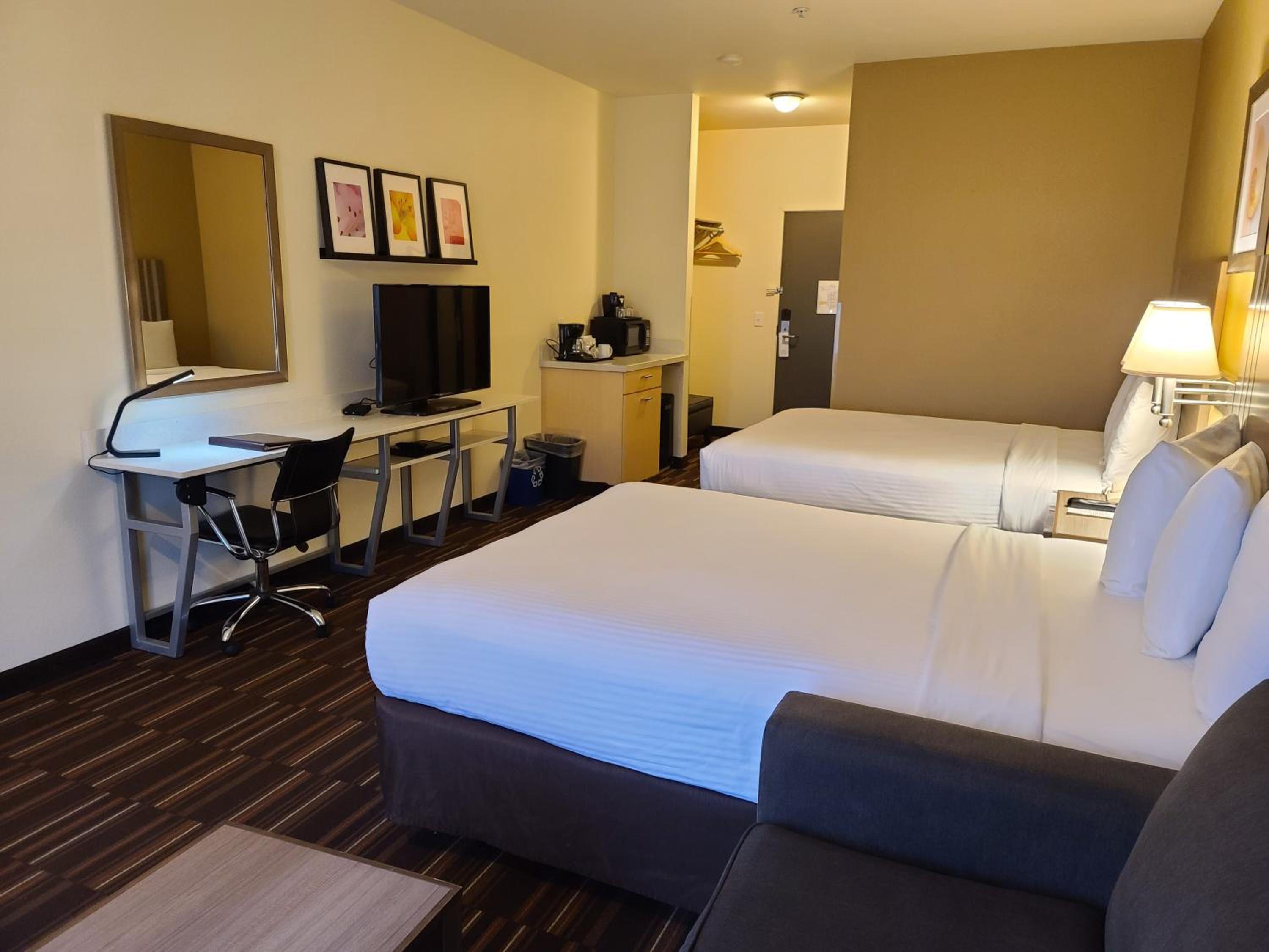 Standard Queen Room with Two Queen Beds - Photo 2