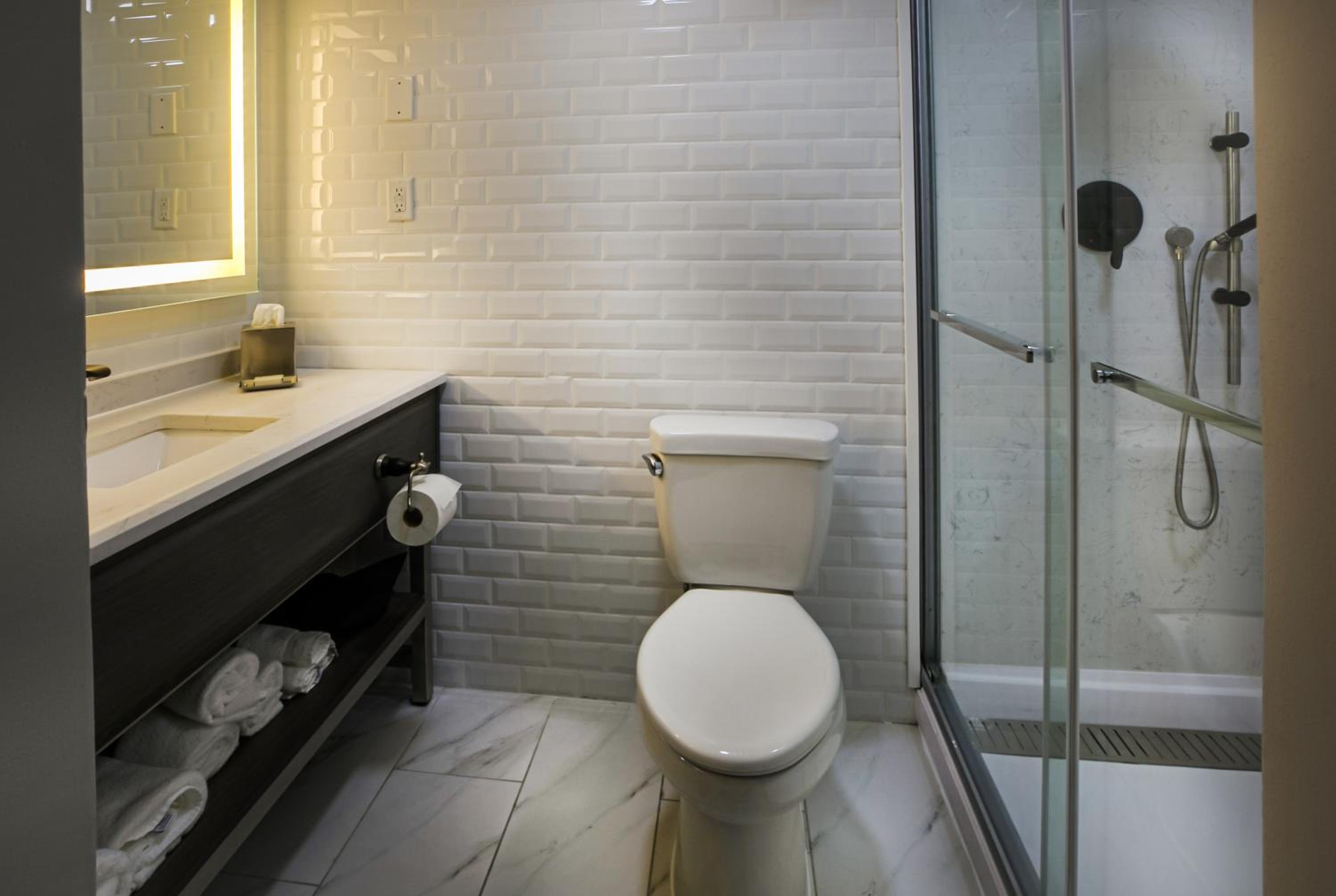 Standard King Room - Photo 6