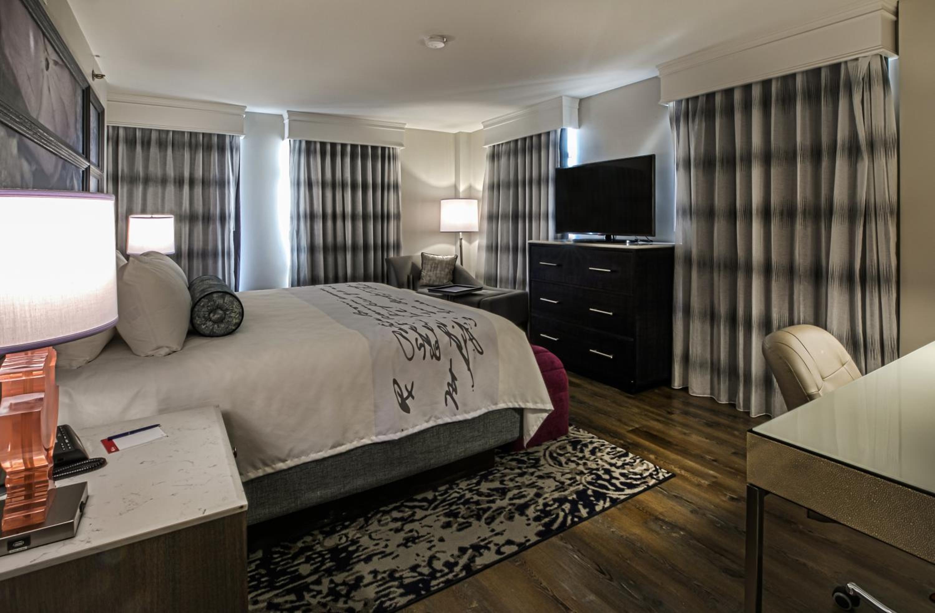 Standard King Room - Photo 7