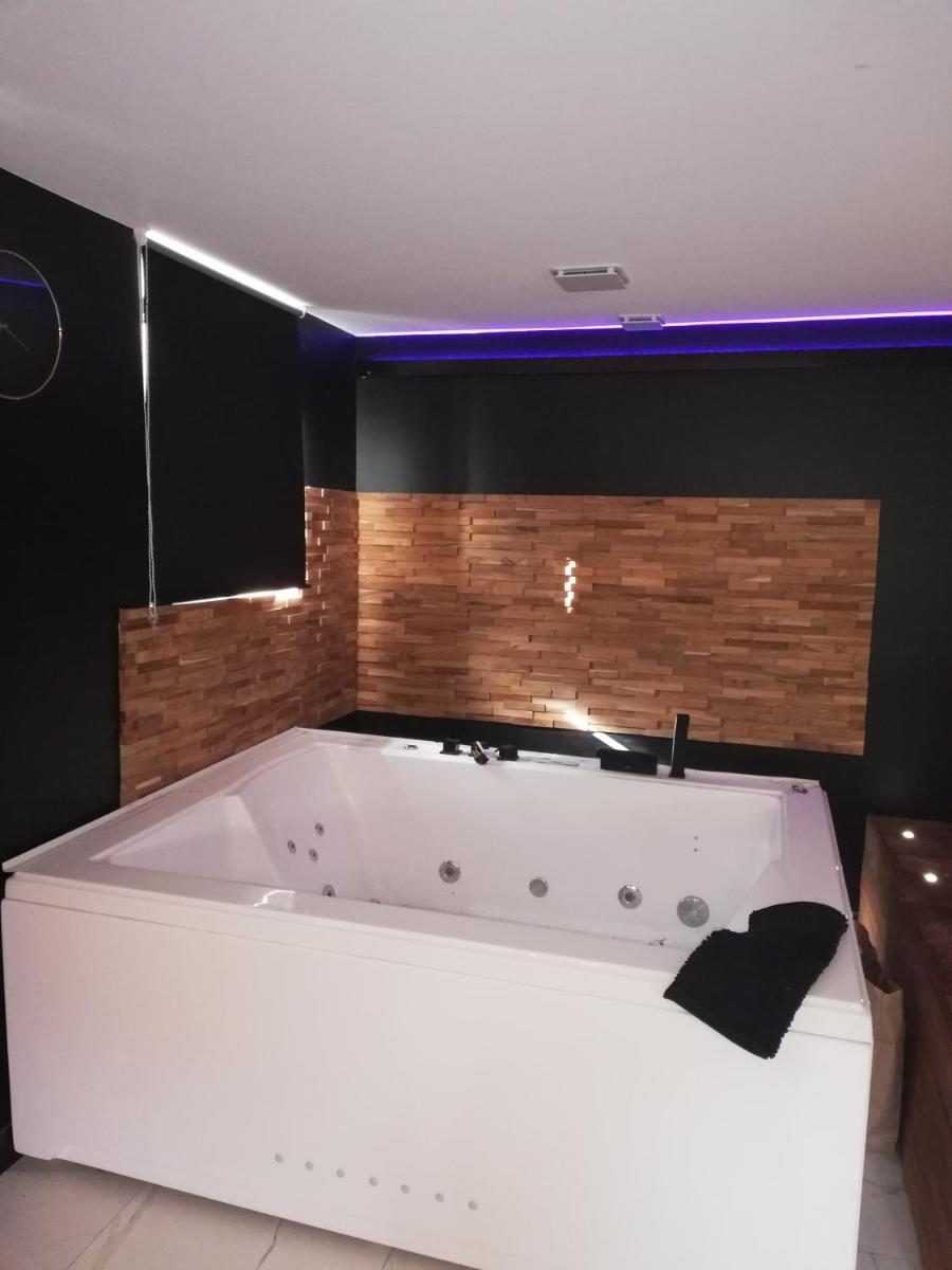 Suite with Hot Tub - Photo 3
