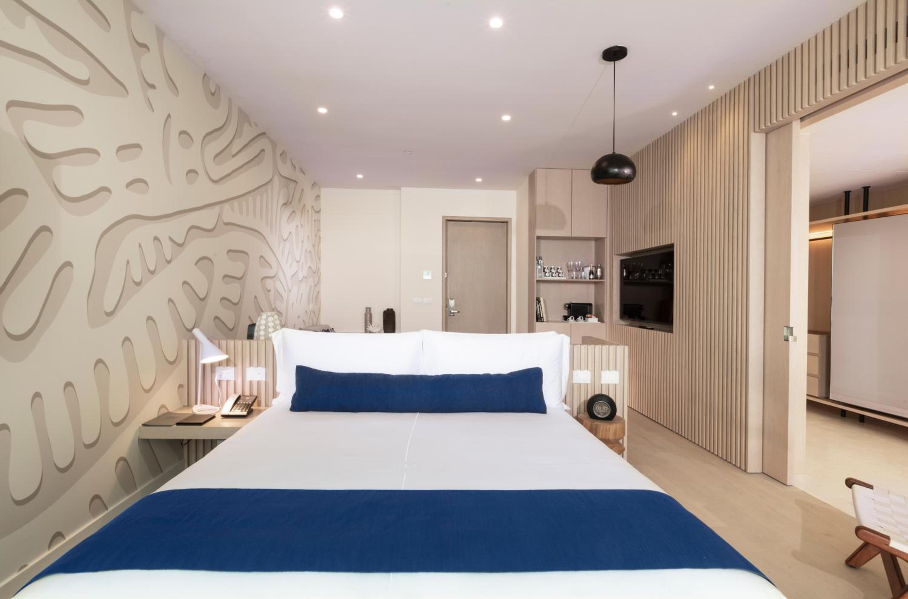Deluxe King Room Ocean Front thumbnail 6
