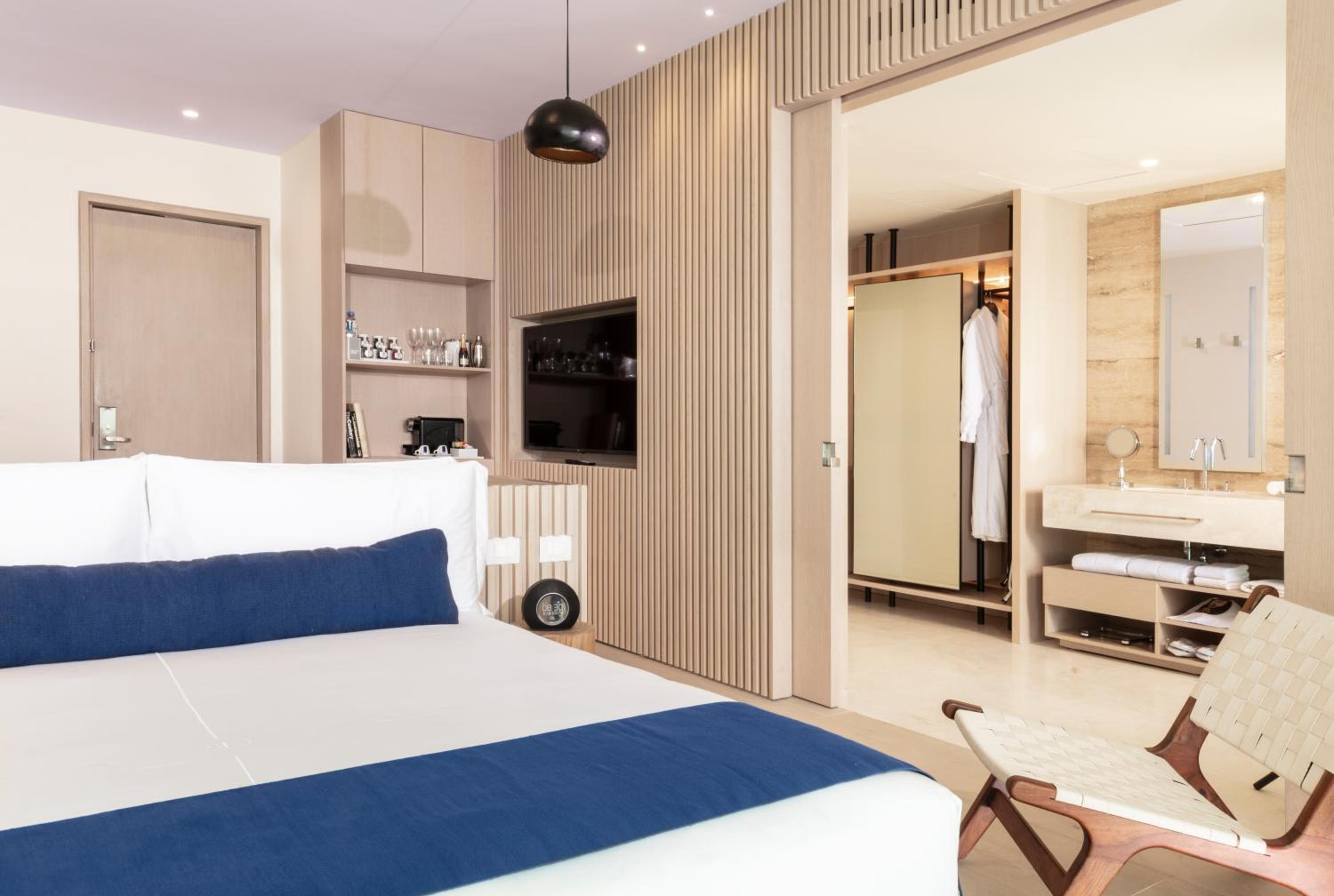 Deluxe King Room Ocean Front thumbnail 5