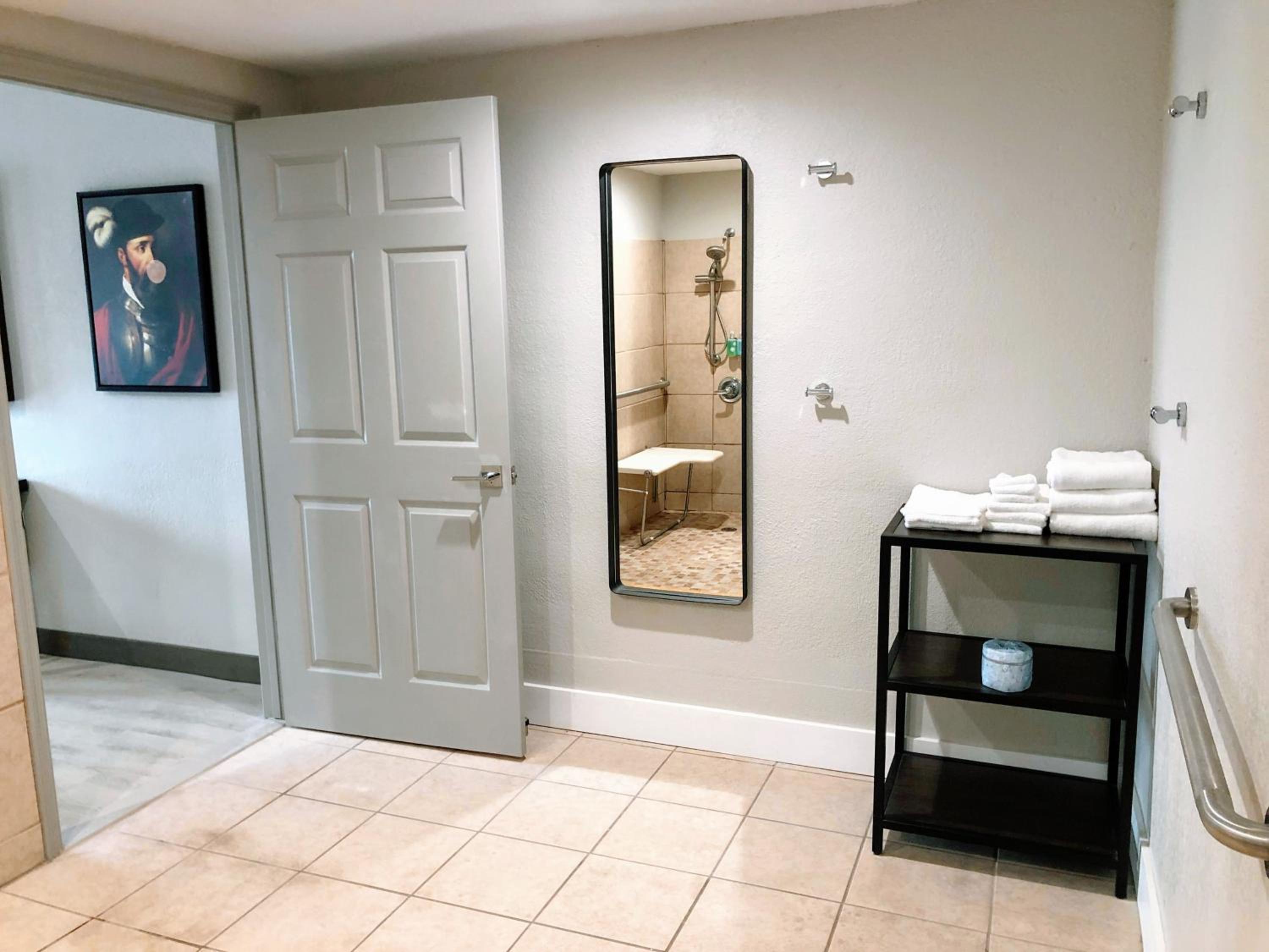 King Room - Accessible/Non-Smoking - Photo 2