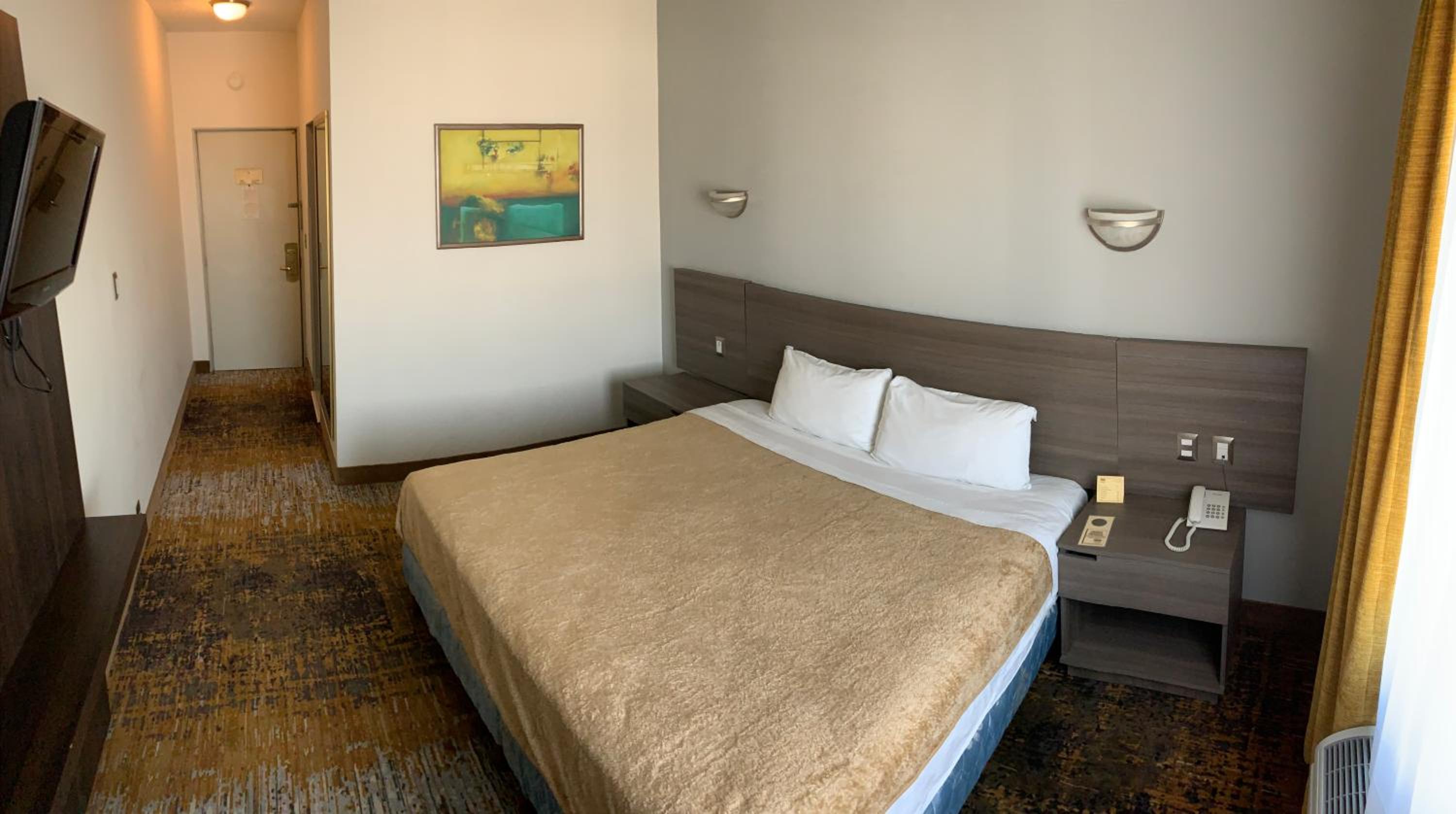 Queen Room photo 2