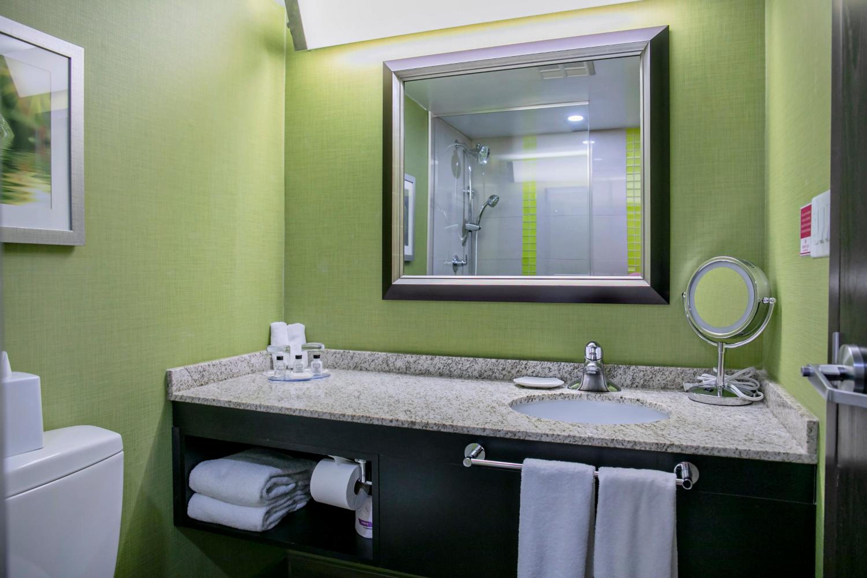 Premium Queen Room with Two Queen Beds - Photo 5