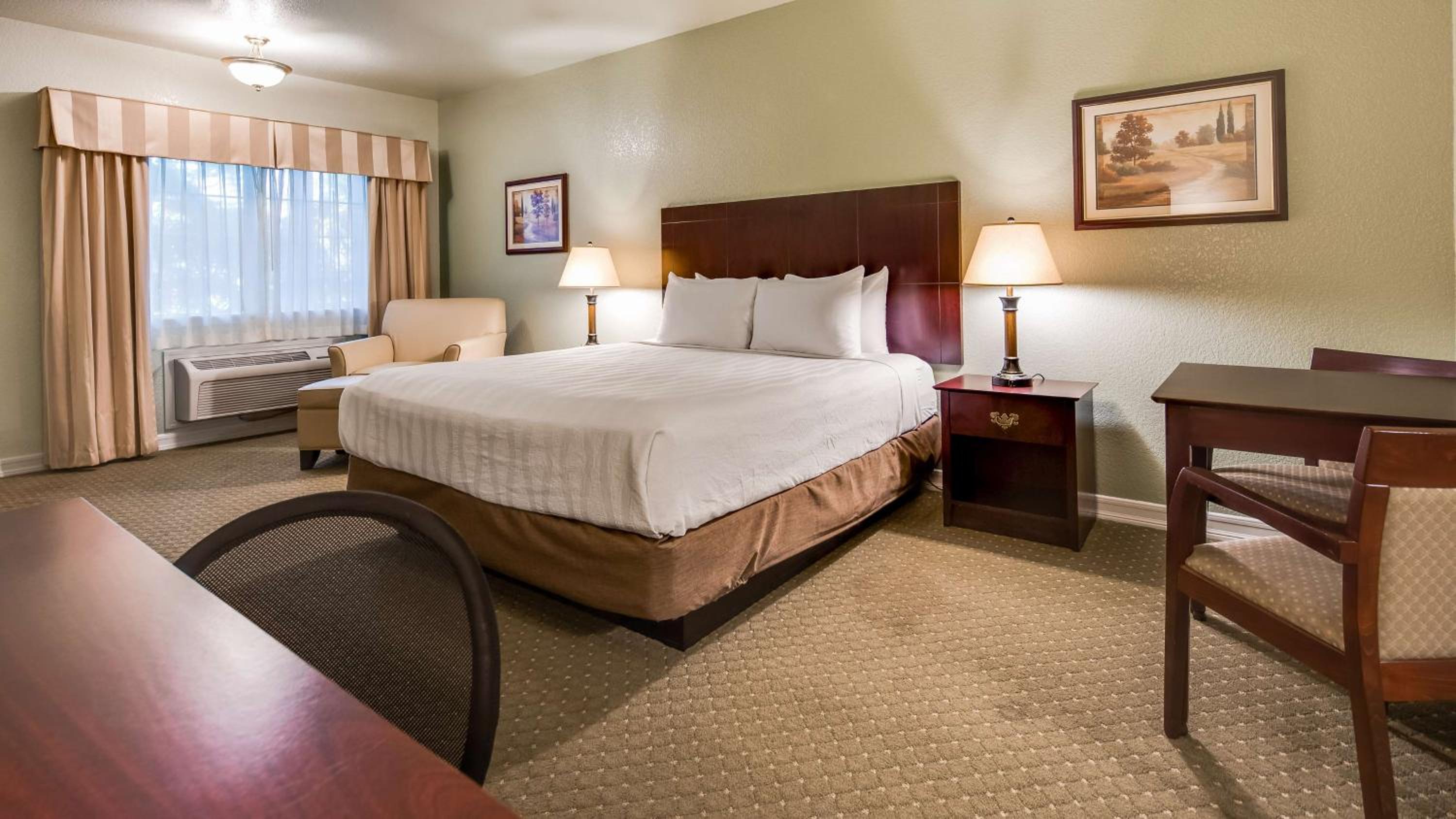 King Room with Balcony and Bay View - Disability Access/Non-Smoking photo 3