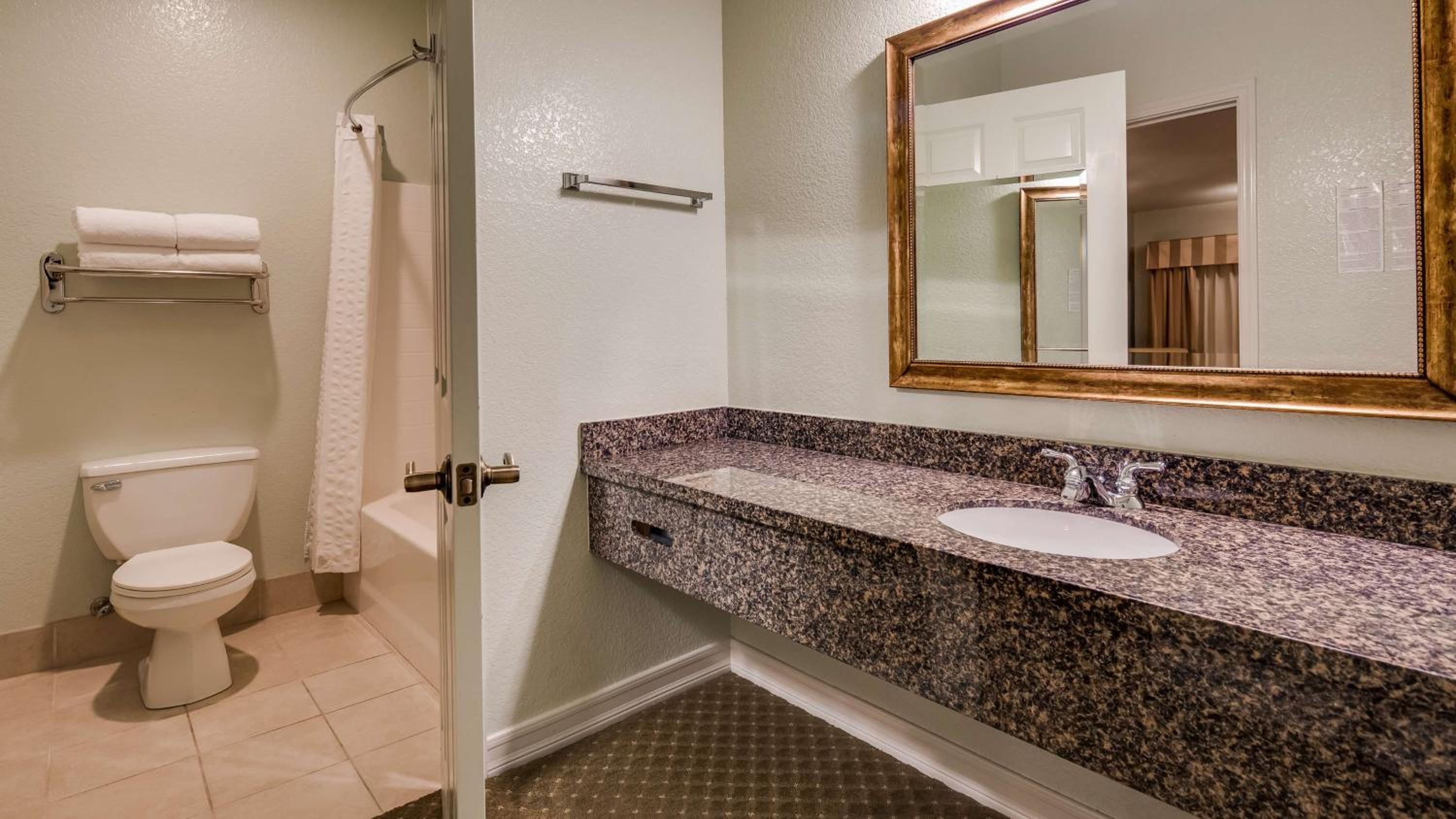 King Room with Whirlpool - Non-Smoking photo 3