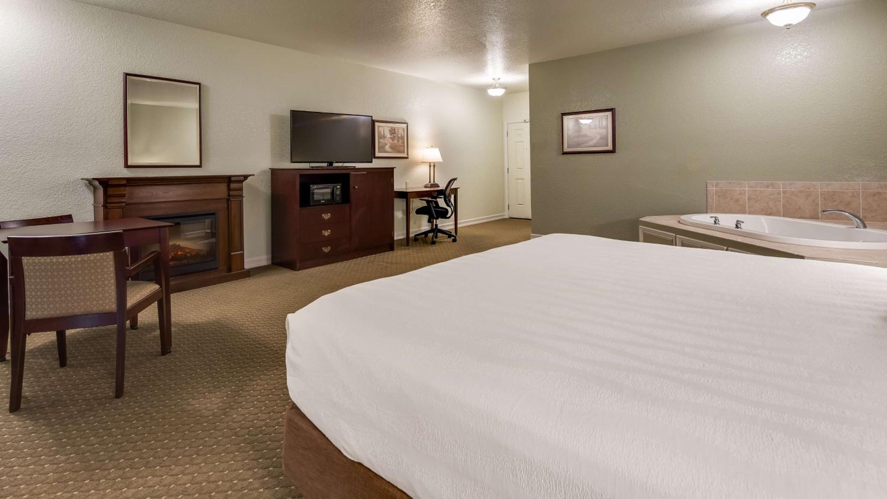 King Room with Whirlpool - Non-Smoking photo 2