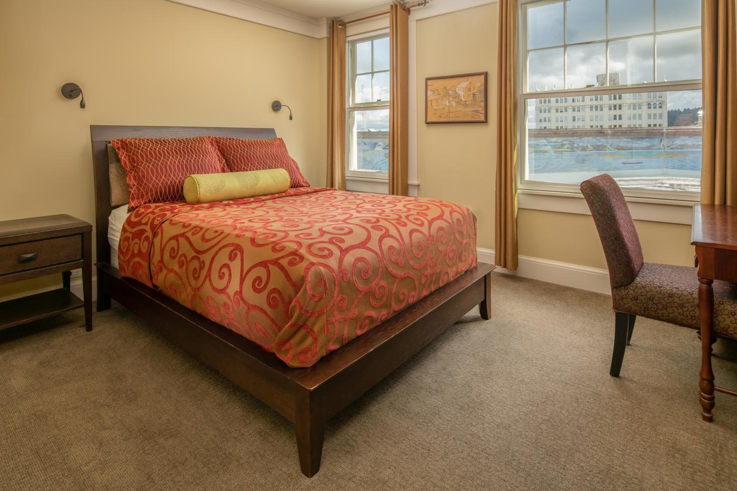 Deluxe Queen Room - Photo 1