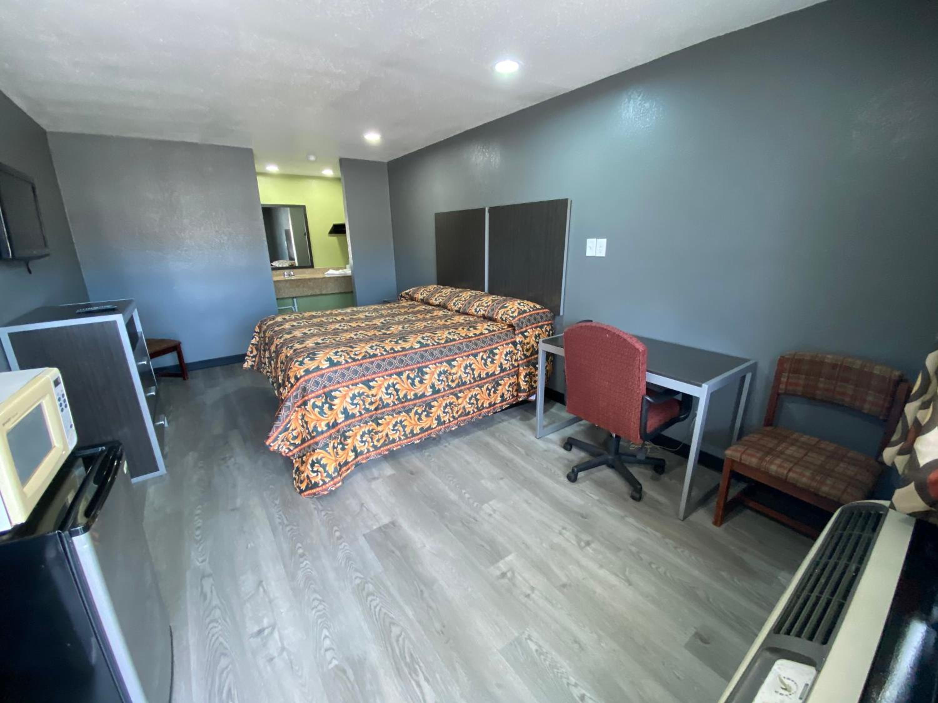 King Room - Non-Smoking - Photo 1