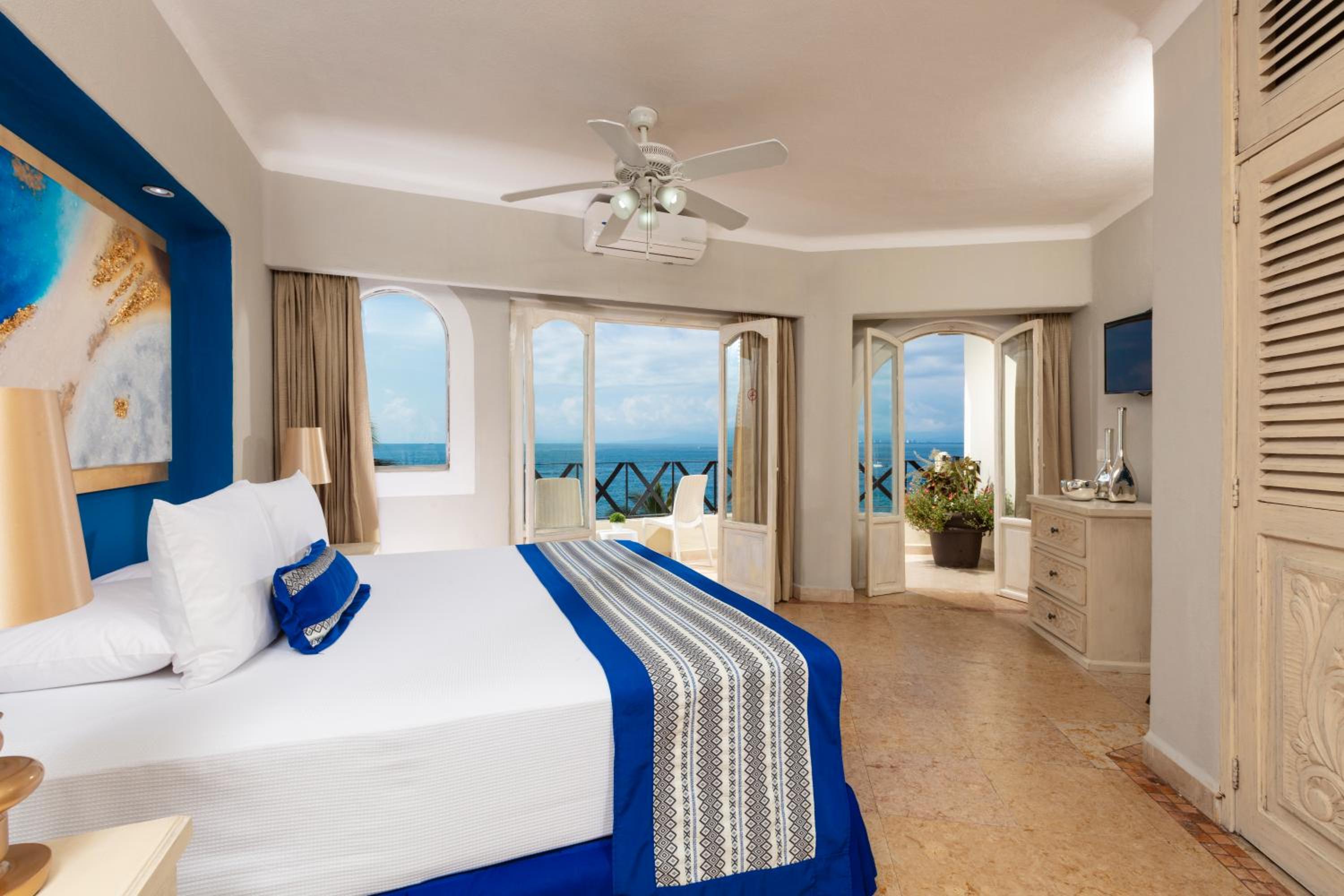 Breezy Blue Jr Suite King Bed - Photo 2